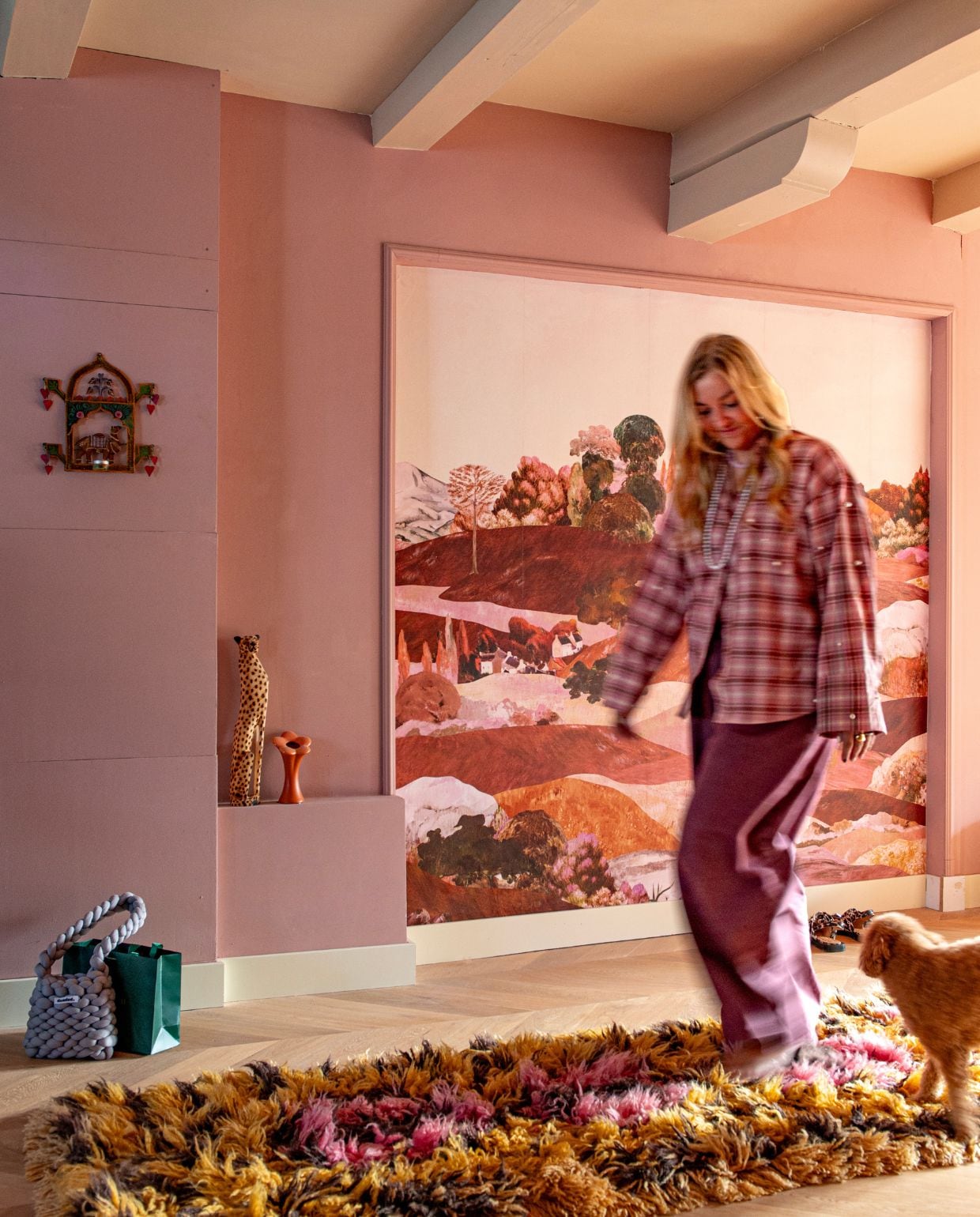 Behang Belarte Studio. Vloerkleed HKliving. Wandkandelaar gekocht op Ibiza. Verfkleur roze C0.10.60 van Flexa. Verfkleur beige Cream van Praxis. vtwonen 05-2026 | fotografie Caroline Coehorst