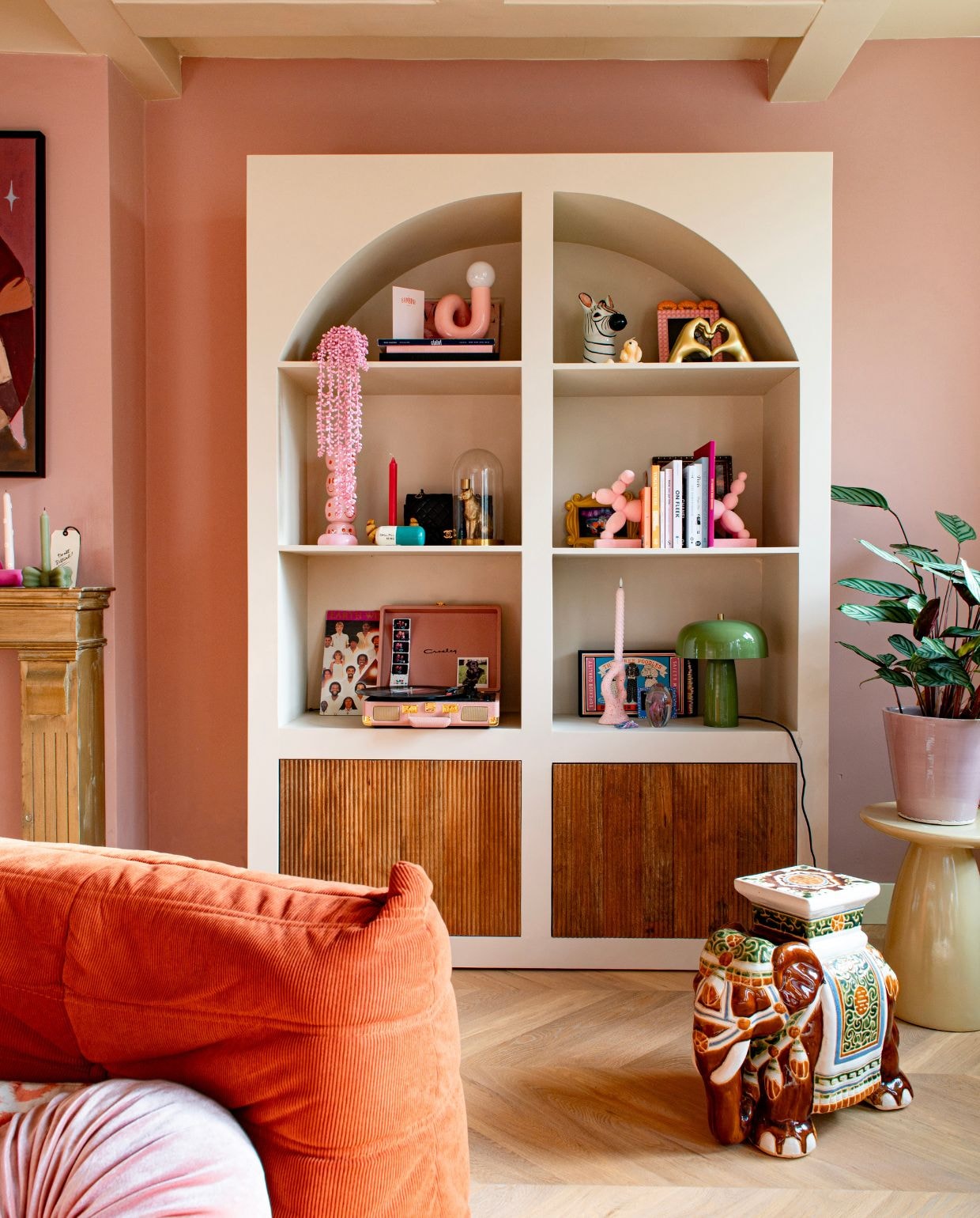 Kast Giga Meubel, geverfd. Olifant planttafel Sprinkelhop. Plantenpotten Tuincentrum Osdorp. Accessoires: souvenirs, dierbaar bezit en spullen verzameld door de jaren heen. Fauteuil Togo van Ligne Roset via Marktplaats. Houten vloer Woodstories. vtwonen 05-2026 | fotografie Caroline Coehorst