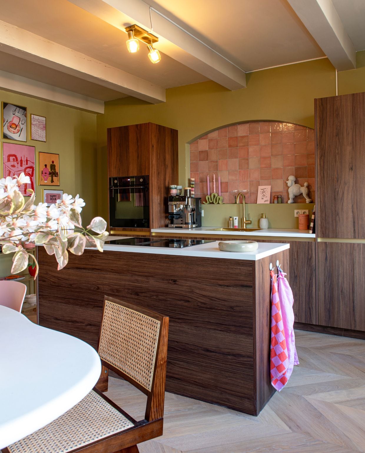 Keuken Küchenwelt. Tegels Tegels in huis. Stoel Westwing. Tafel Giga Meubel. Koffiemachine Ninja. Kopjes HKliving. Prints onder andere Ardwork Designs. Groenkleur zelf gemengd. Verfkleur beige Cream van Praxis. vtwonen 05-2026 | fotografie Caroline Coehorst