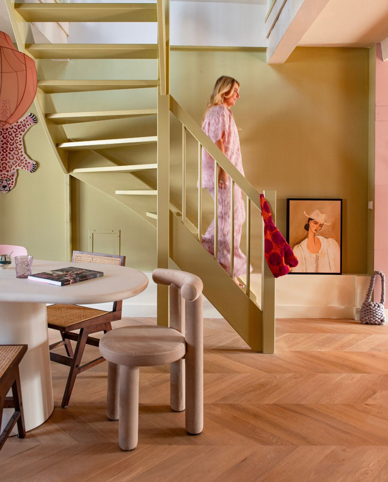 Eettafel Giga Meubel. Stoelen Westwing. Tijger Doing Goods. Houten vloer Woodstories. Groenkleur zelf gemengd. Verfkleur beige Cream van Praxis. vtwonen 05-2026 | fotografie Caroline Coehorst