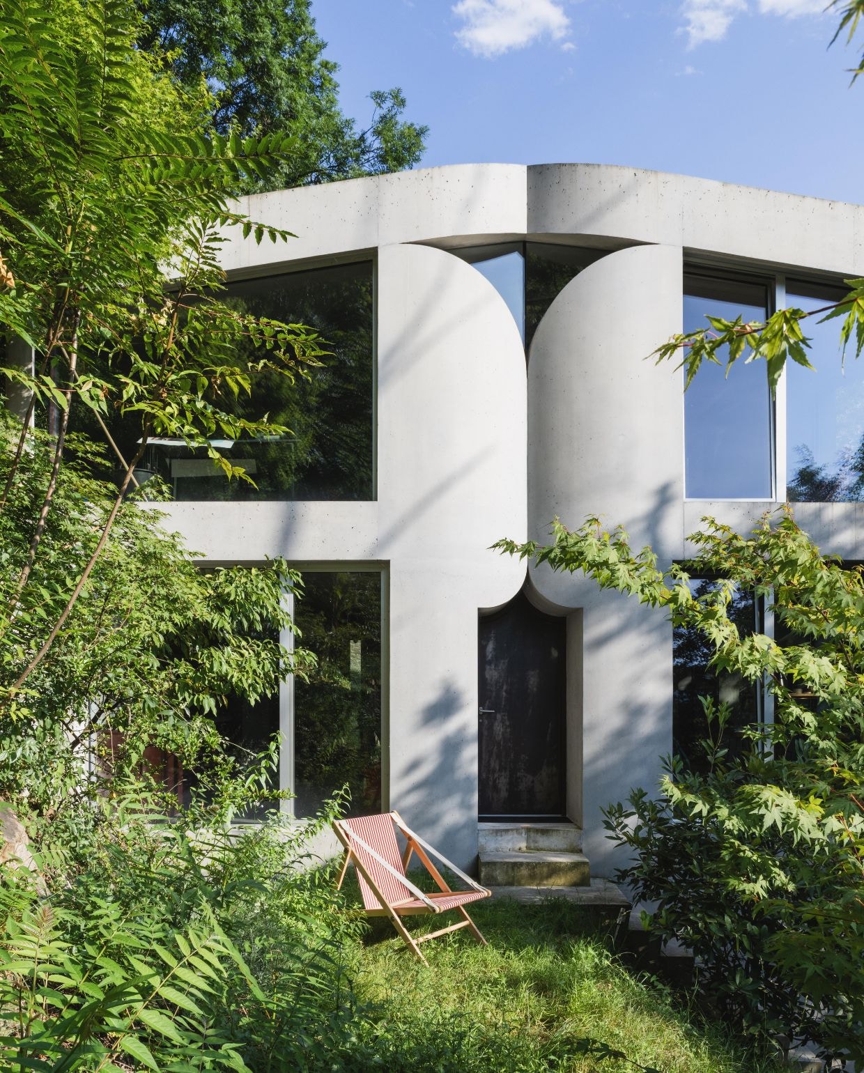 Entree met stoel Vico Magistretti voor Campeggi Design.