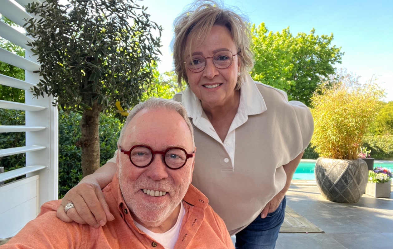 Paul en Sitih op hun terras in Kerkrade, onder hun Pinela Glass overkapping van Deponti.