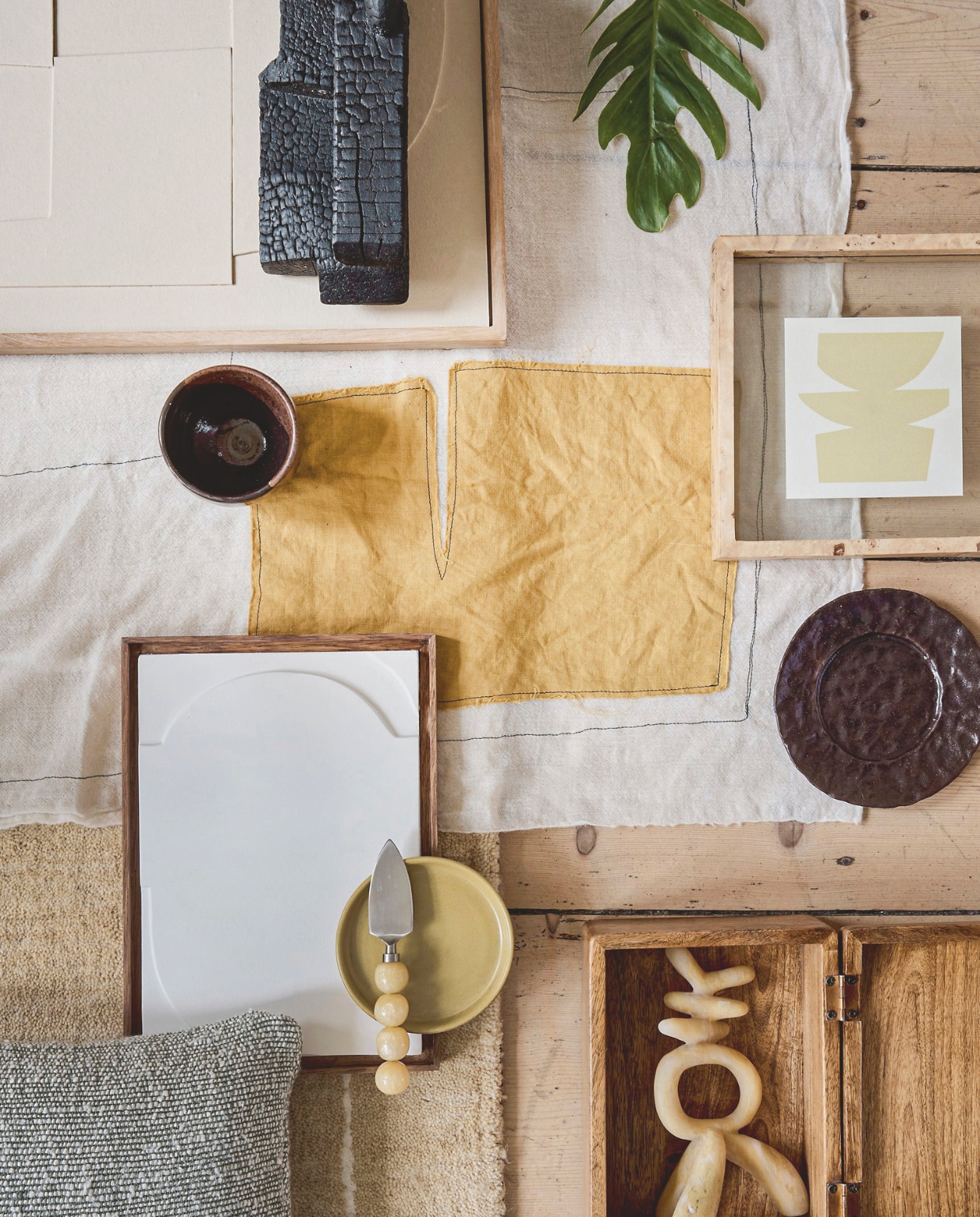 Fant sjaal Ziggy, handgemaakt, gewassen voilewol en linnen, 140x100 cm (lxb) € 199,- (sukha.nl). Urban Nature Culture fotolijst Floating Aesthetic, mdf en glas,naturel, 15x20 cm € 13,99 (shop.vtwonen.nl). HKliving kunstobject Inbetween, resin, geel € 34,95 (hkliving.nl). Overig privébezit. vtwonen 05-2026 | styling Marlies Does | fotografie Peggy Janssen