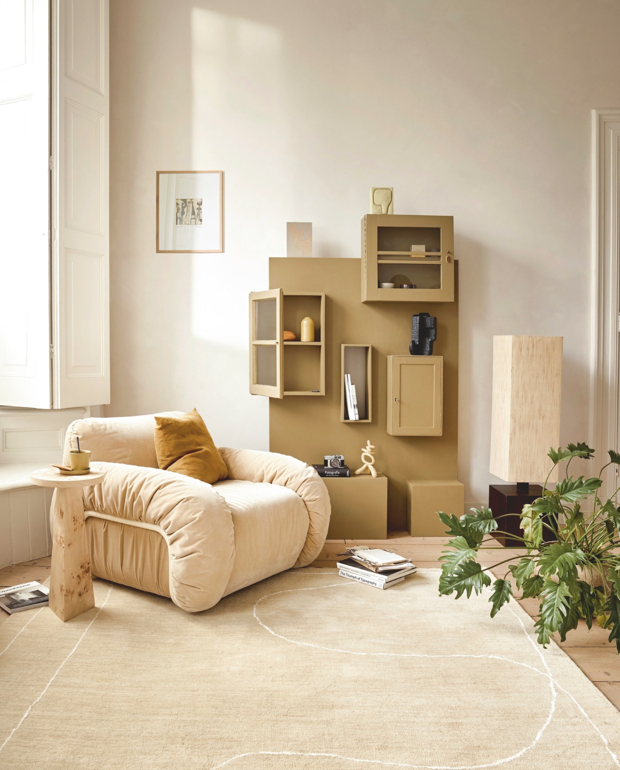 Combitex kast, opgebouwd uit kleine kasten, hout, afmeting en prijs op aanvraag (com-anders.nl). HKliving fauteuil Arc, fluweel, frame sand, 98x101x74 cm (bxdxh) € 1749,-, wanddecoratie Funky Ninja’s, eikenhout € 69,95, kunstobject Pocket Exhibit Dwell, mdf, lichtgroen € 49,95, kunstobject Inbetween, resin, geel € 34,95, ornament Burned Sculpture, manghout, zwart € 39,95 (hkliving.nl). Urban Nature Culture bijzettafel Mota, wortelfineer, lichtbruin, 28x56 cm (Øxh) € 299,- (shop.vtwonen.nl). Zuiver vloerkleed Doodle, polyester en katoen, beige, 300x200 cm (lxb) € 579,- (shop.vtwonen.nl). Sukha vaas, handgemaakt, keramiek, geel € 35,-, mok, handgemaakt, keramiek, geel € 16,- schotel, handgemaakt, keramiek, geel € 10,- (sukha.nl). Overig privébezit. vtwonen 05-2026 | styling Marlies Does | fotografie Peggy Janssen