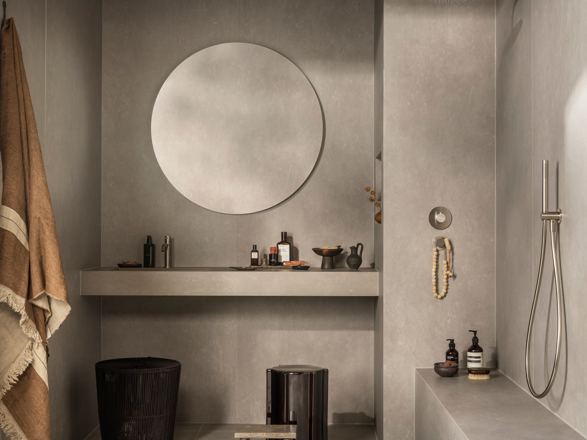 grijze badkamer gouden keuze