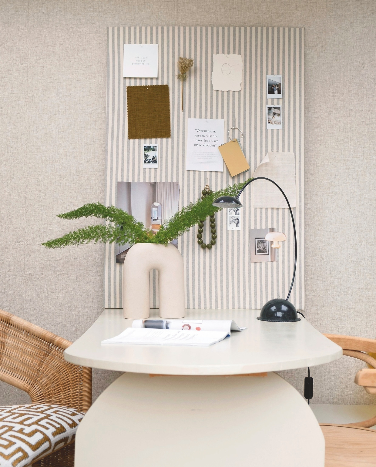 Stoel, vaas en bureaulamp tweedehands. Bureau zelfgemaakt.