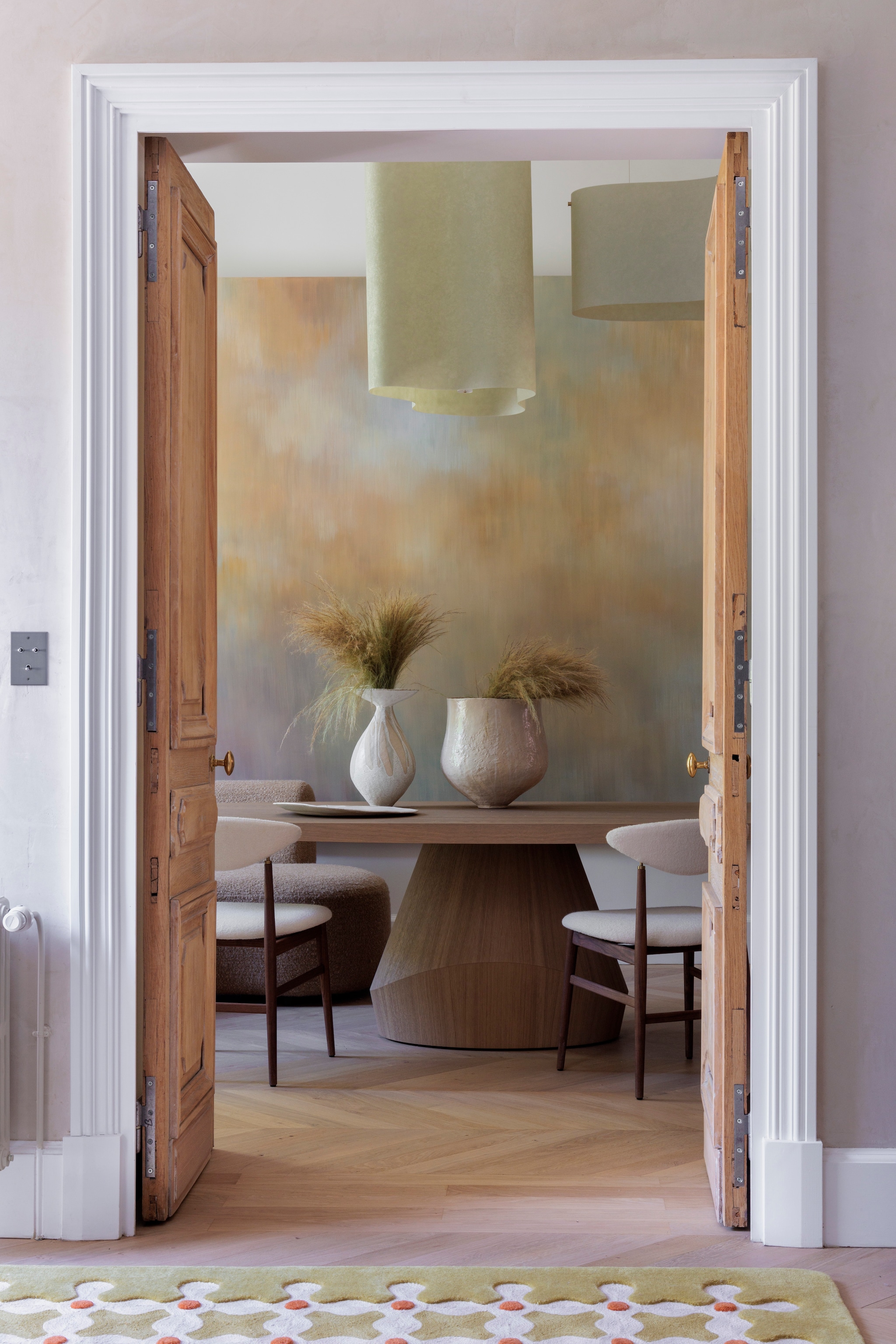 Eettafel en bank Collection Particulière. Stoelen Gubi. Plafondlampen Baxter. Gordijnstof Élitis. Wanddecoratie Redfield & Dattner. Vloerlamp Pierre Casenove (unieke uitgave). Vazen Lisa Chamoun.