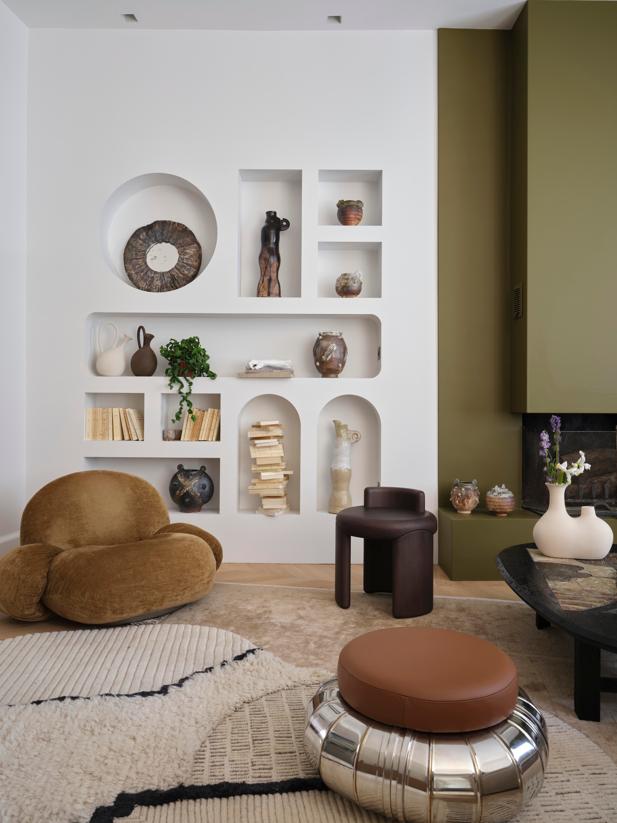 Vloerkleden Cc-tapis. Fauteuil Pacha Lounge Chair, ontworpen door Pierre Paulin en uitgegeven door Gubi. Keramiek in kast Pierre Casenove. Poef Tacchini. Stoel Collection Particulière. vtwonen Design 03-2026 | fotografie Guillaume Grasset