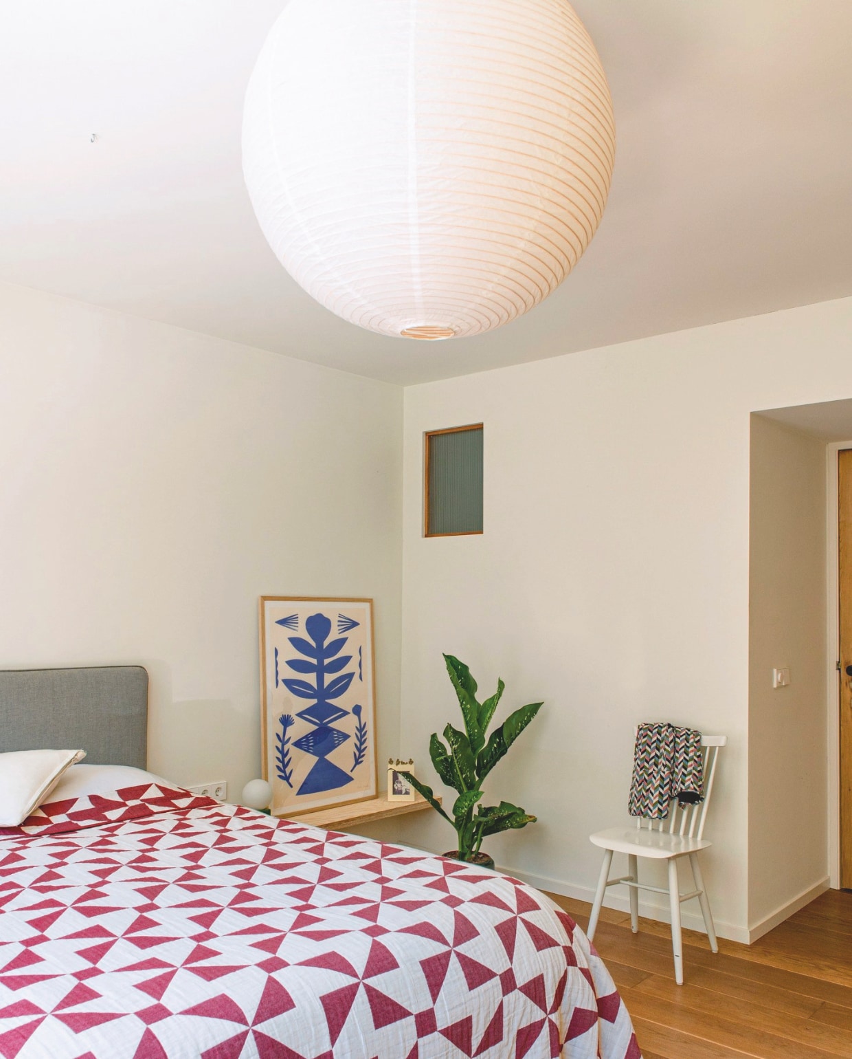 Eikenhouten vloer origineel. Muurverf Dimity van Farrow & Ball. Bed Auping. Poster The Poster Club. Stoel tweedehands. Hanglamp Hay. vtwonen 05-2026 | fotografie Caroline Coehorst