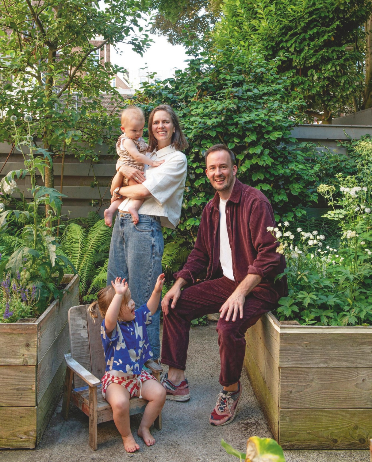 Bloembakken zelfgemaakt van douglashout. Kinderstoel van opa en oma, daar heeft Sophie als kind ook op gezeten. vtwonen 05-2026 | fotografie Caroline Coehorst