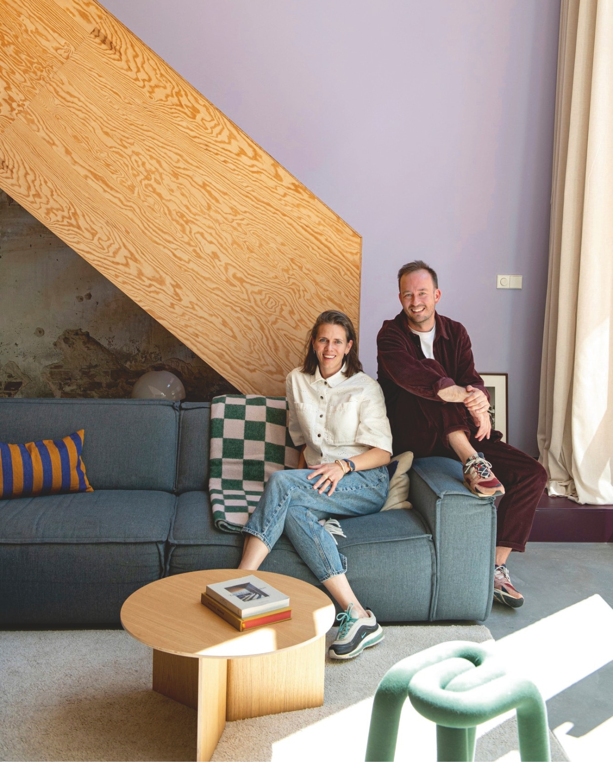 Muurverf Lilac Of Course KC10 van Shade. Trap zelf gemaakt van Pools grenen. Bank Fést. Salontafel Hay. Kruk Moustache. Sierkussen A World Of Craft. vtwonen 05-2026 | fotografie Caroline Coehorst