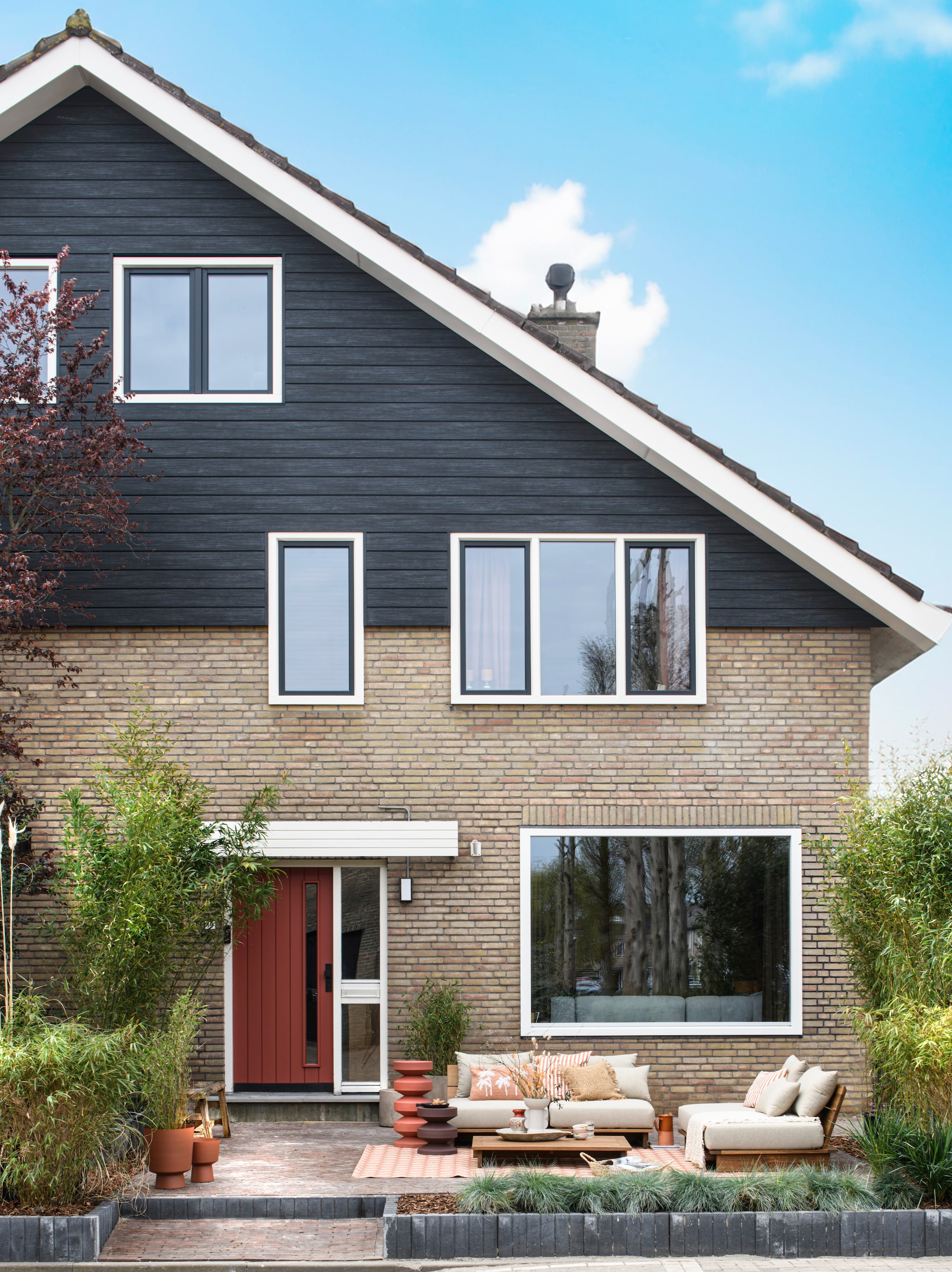 Het resultaat met de gevelbekleding van Keralit | Tuinmeubels en accessoires: Nous Living via Wehkamp