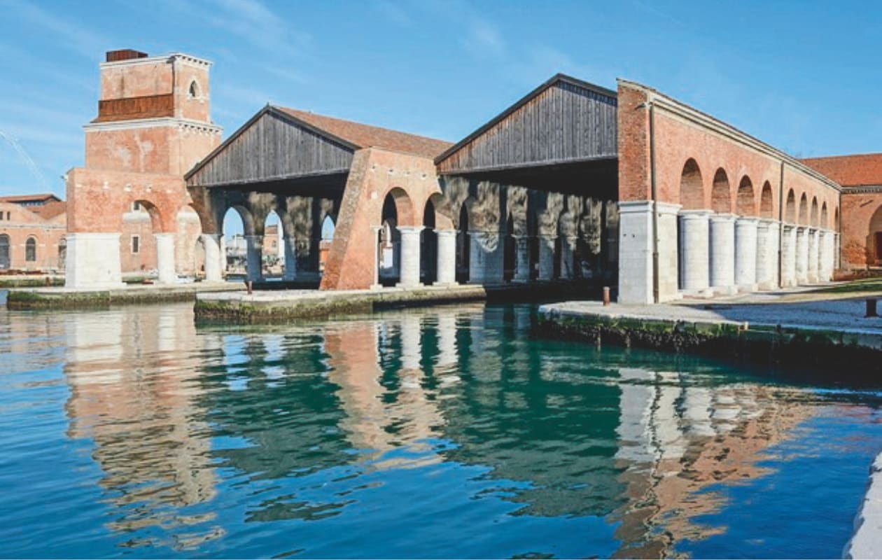 labiennale.org vtwonen Design 04-2026 | fotografie Andrea Avezzù en Giulio Squillacciotti