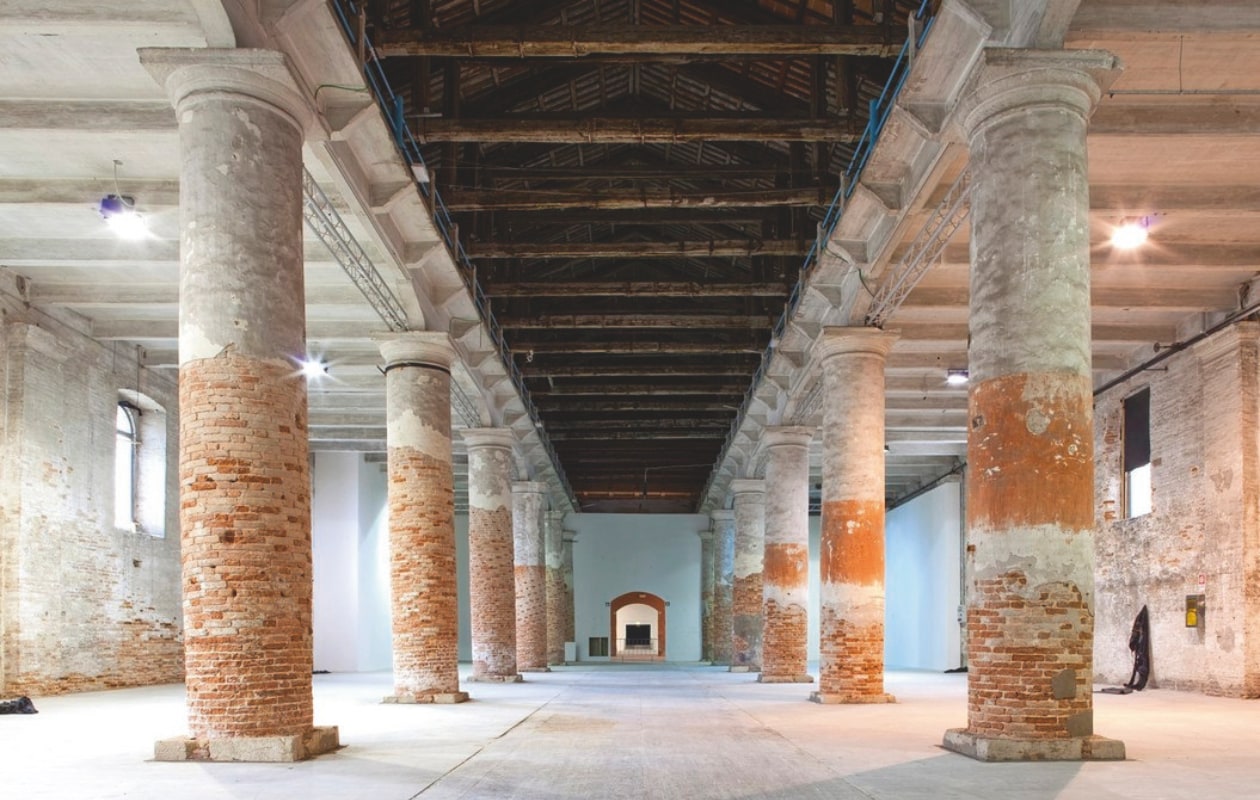 labiennale.org vtwonen Design 04-2026 | fotografie Andrea Avezzù en Giulio Squillacciotti