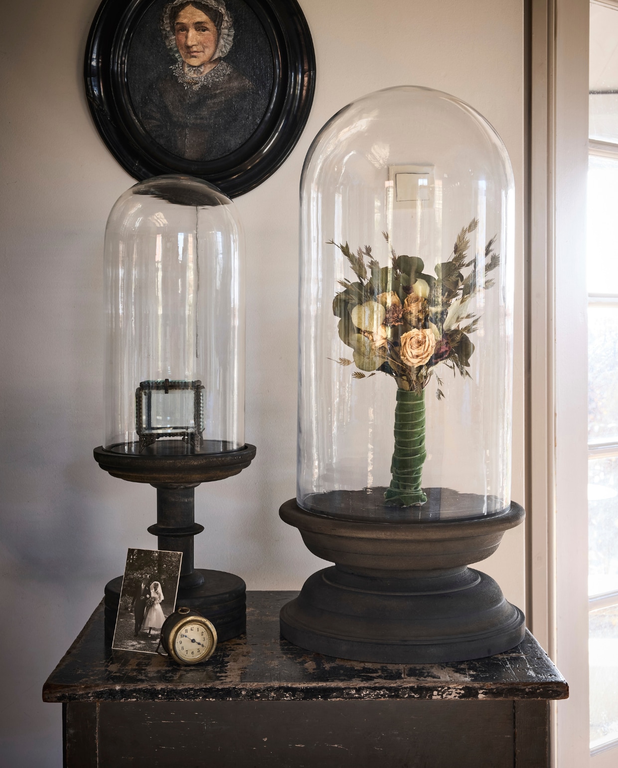 Aura Peeperkorn stolpen op voet, glas en hout € 69,95 en € 289,95 (aurapeeperkorn.nl). Weldaad doosje, glas en metaal € 65,-, schilderij, canvas, olieverf en hout € 250,- (weldaad.com). Munk Antiques klokje, metaal € 50,- (@munkantiques). Overig privébezit. vtwonen landelijk 6-2026 | styling Marianne Luning | fotografie Alexander van Berge