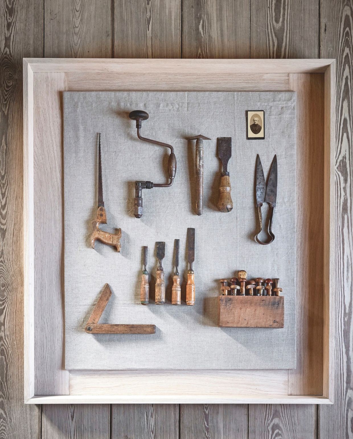 Baklijst, eikenfineer, naturel, 100x100x10 cm (lxbxd) € 390,- (sijmen-interieur.nl). Handgereedschap, hout en metaal, vanaf € 50,- (@munk-antiques). vtwonen landelijk 6-2026 | styling Marianne Luning | fotografie Alexander van Berge