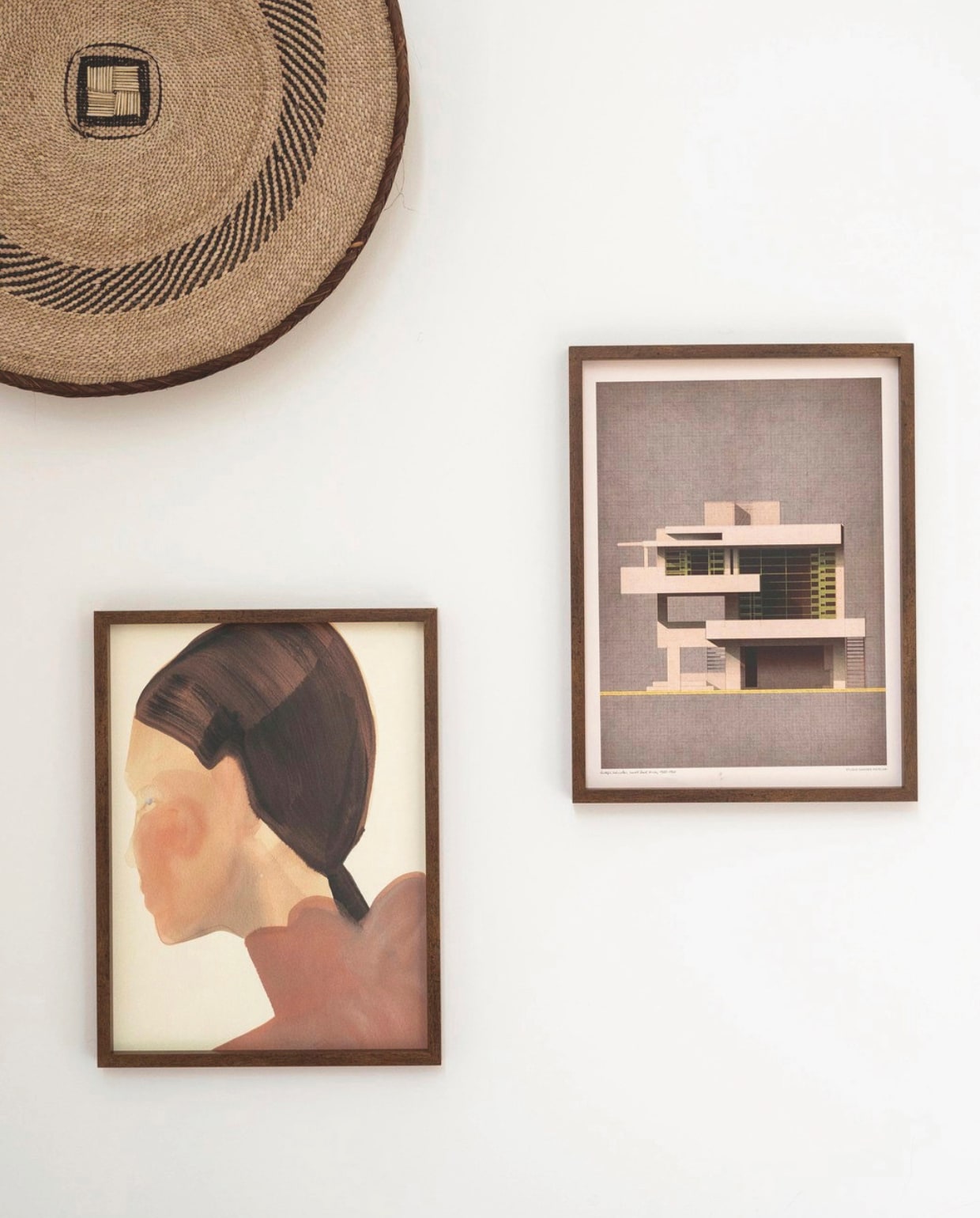 vtwonen fotolijst, hout, bruin, 41x51cm (bxh) per stuk € 29,95. vtwonen 5-2026 | styling Cleo Scheulderman | fotografie Jeroen van der Spek