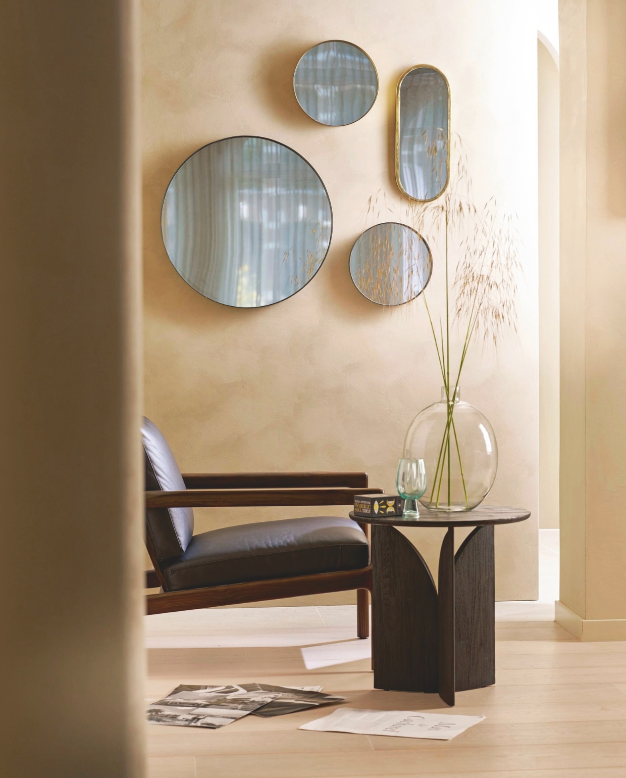 vtwonen spiegel Rond, metaal, zwart, 60 cm (Ø) € 99,95, spiegel Rond metaal, goud, 30 cm (Ø) € 39,95, spiegel Ovaal, metaal, goud, 20x50 cm (bxh) € 49,95. M. m. v. shop.vtwonen.nl (vaas van vtwonen, retro wijnglas van vtwonen). Overig privébezit. vtwonen 5-2026 | styling Cleo Scheulderman | fotografie Jeroen van der Spek