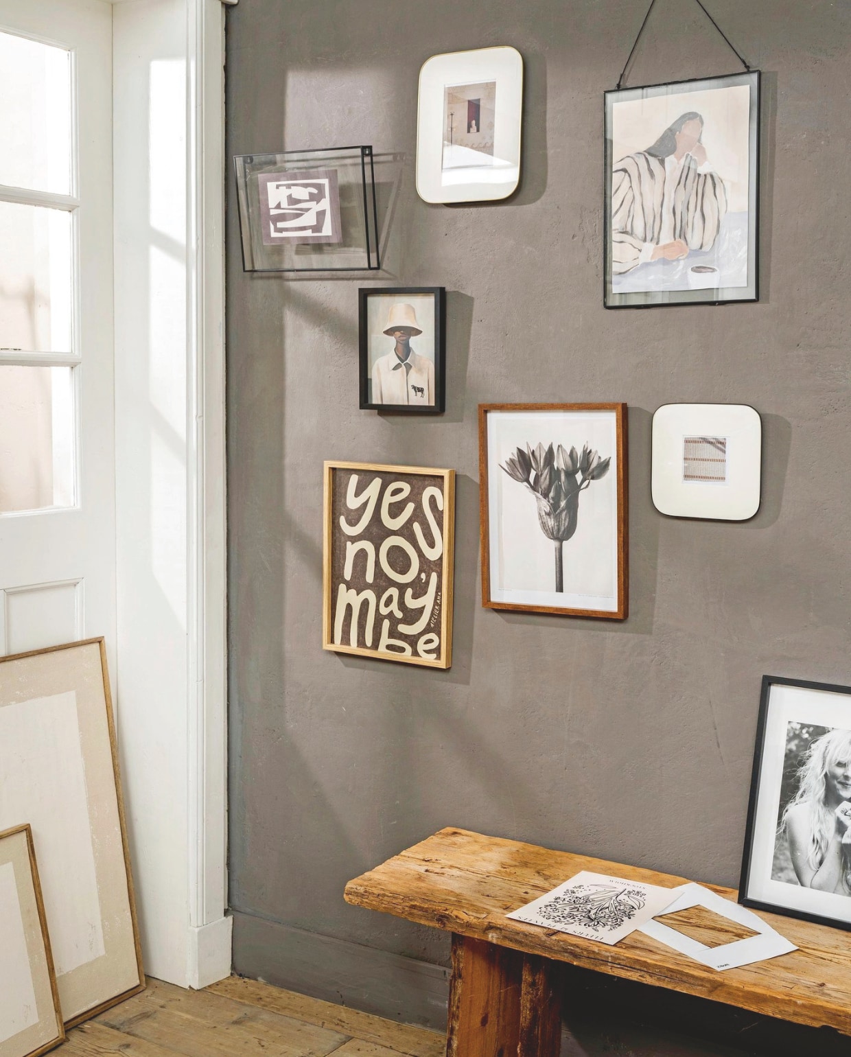 Van links naar rechts, van boven naar beneden:  vtwonen fotolijst, glas en metaal, zwart, 34x25 cm (bxh) € 29,95, vtwonen fotolijst, metaal, goud, 21x26,5 cm (bxh), set van 2 € 39,-, vtwonen fotolijst, metaal, zwart, 20x26 cm (bxh) set van 2 € 29,95, vtwonen fotolijst, hout, zwart, 22x31 cm (bxh), set van 2 € 29,-, vtwonen fotolijst, hout, donker naturel, 22x31 cm (bxh), set van 2 € 29,-, vtwonen fotolijst, metaal, zwart, 21x21 cm (bxh) € 19,95, vtwonen fotolijst, hout, zwart, 28x40 cm (bxh) € 24,95. Overig privébezit. vtwonen 5-2026 | styling Cleo Scheulderman | fotografie Jeroen van der Spek