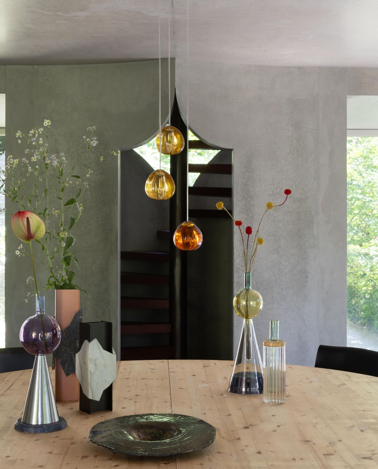Houten eettafel Aldo Celoria. Stoelen van leer en verchroomd staal, en objecten op tafel van glas, metaal en marmer vintage. Overige raku-keramieken schalen Eliana della Spina. Hanglamp Terzani. vtwonen Design 04-2026 | fotografie Monica Spezia