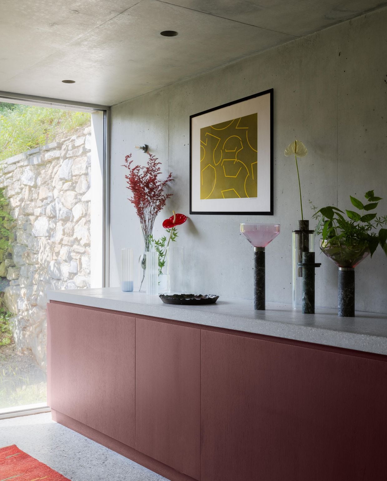 Kast op maat gemaakt. Objecten in glas en marmer vintage. Schaal Eliana della Spina. Kunstwerk David Tremlett. Vintage vloerkleed Storica Sa. vtwonen Design 04-2026 | fotografie Monica Spezia