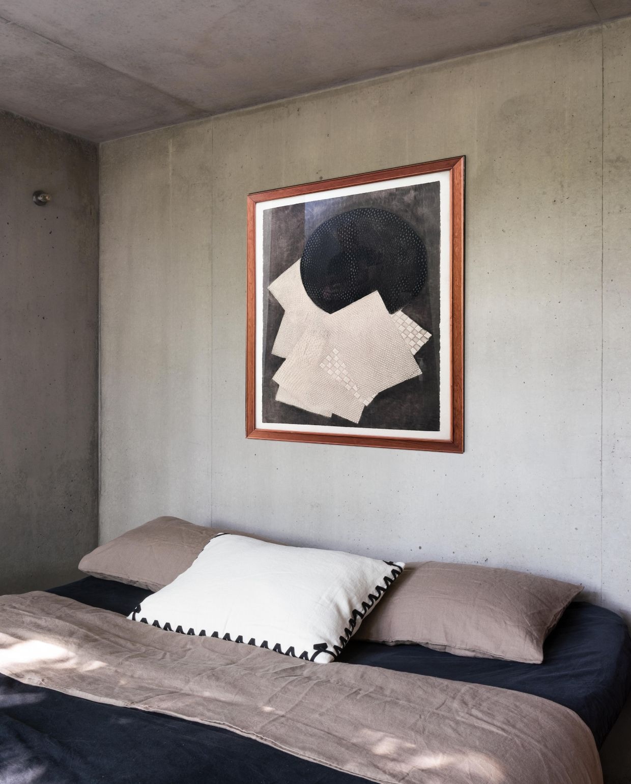 Bed op maat gemaakt. Bedlinnen Telerie Spadari Milano. Lamp Kdln. vtwonen Design 04-2026 | fotografie Monica Spezia