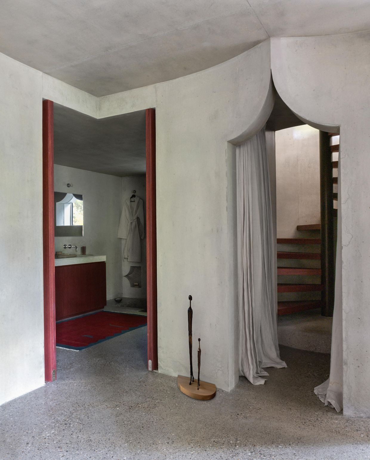 Badkamermeubel met stenen blad op maat gemaakt. Kraan Hansgrohe. Vintage vloerkleed Storica Sa. Badjas Telerie Spadari Milano. Beeld Antonio Sant’Elia. vtwonen Design 04-2026 | fotografie Monica Spezia