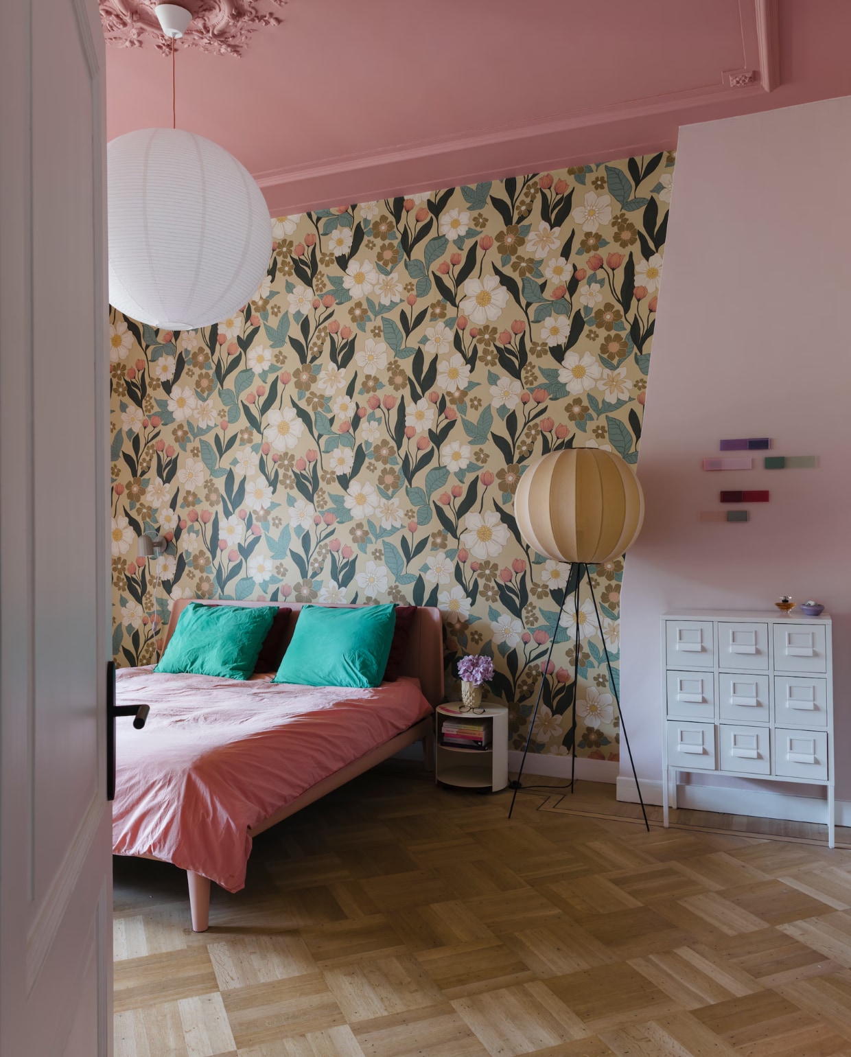 Plafondkleur Hellebore van Little Greene. Wandkleur Calamine van Farrow & Ball. Behang Belarte. Bed Auping. Beddengoed Suite702. Nachtkast Hem. Vaas Lenneke Wispelwey. Vloerlamp Made by Hand. Hanglamp Hay. Ladekast Ikea. Kunst aan de muur Iris Toonen.
 vtwonen 05-2026 | styling stylestek | fotografie Eva bloem