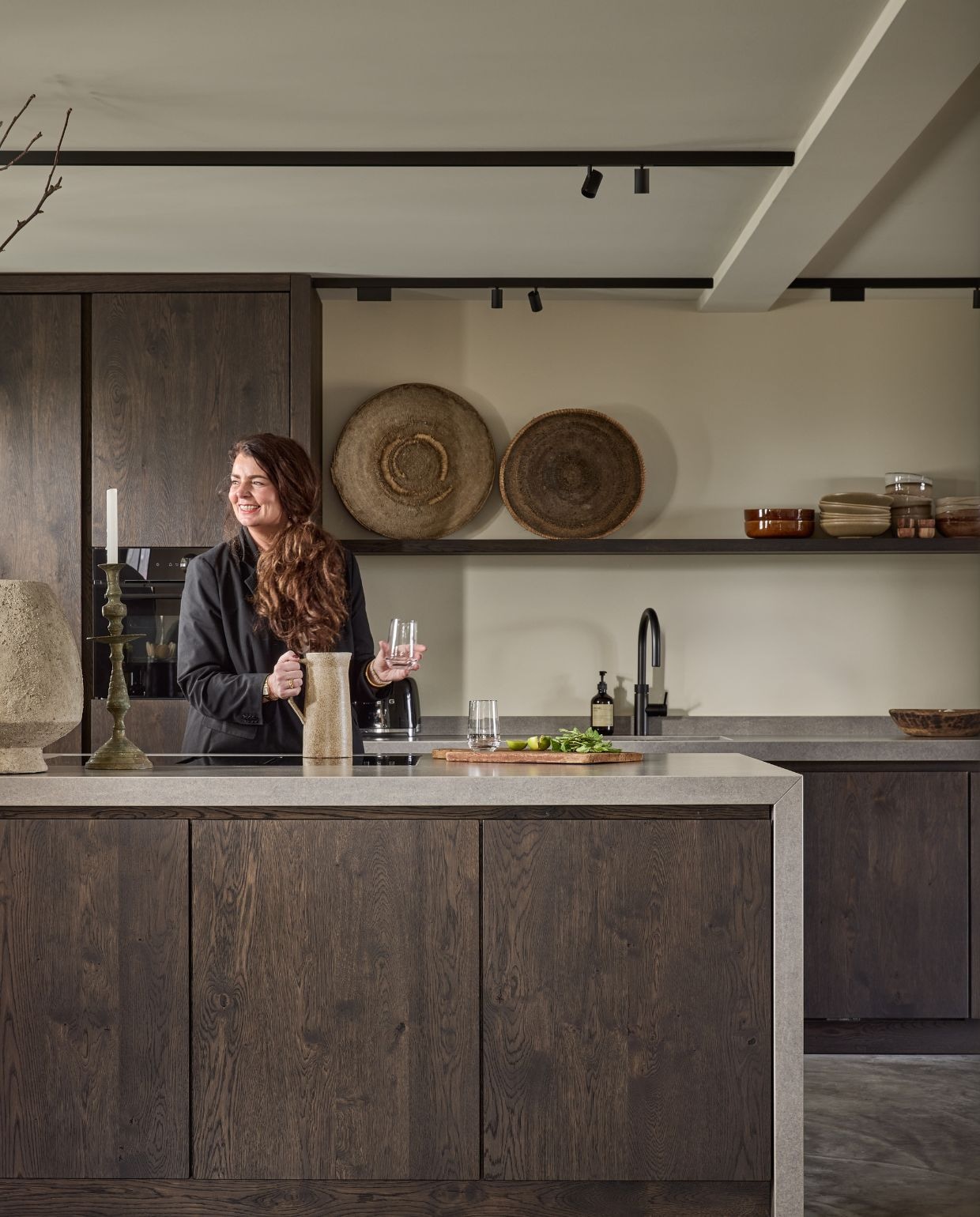 Plank en keukenkleur Wengé via Ak Keukens. Kruik links Snufenshoe. Kandelaar en kaars Katoo Fashion&living. vtwonen Landelijk 05-2026 | styling Kristel van Leeuwen | fotografie Peggy Janssen
