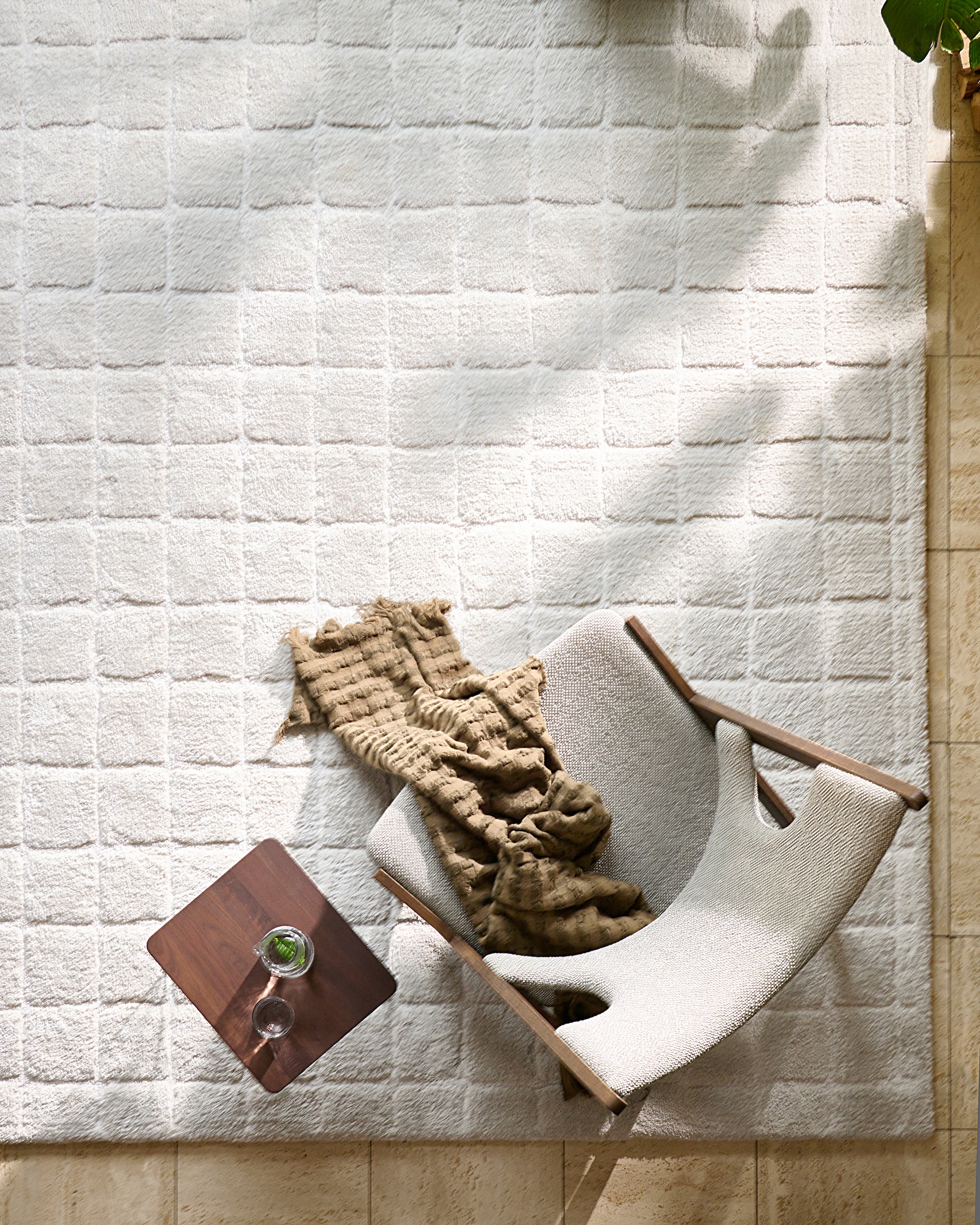 vtwonen vloerkleed Blocks, gerecycled polyester en jute, warm white, 230x160 cm (lxb) € 449,-. M.m.v. designtales.nl (fauteuil). Overig privébezit. vtwonen 8-2026 | fotografie Sjoerd Eickmans | styling Marlies Does