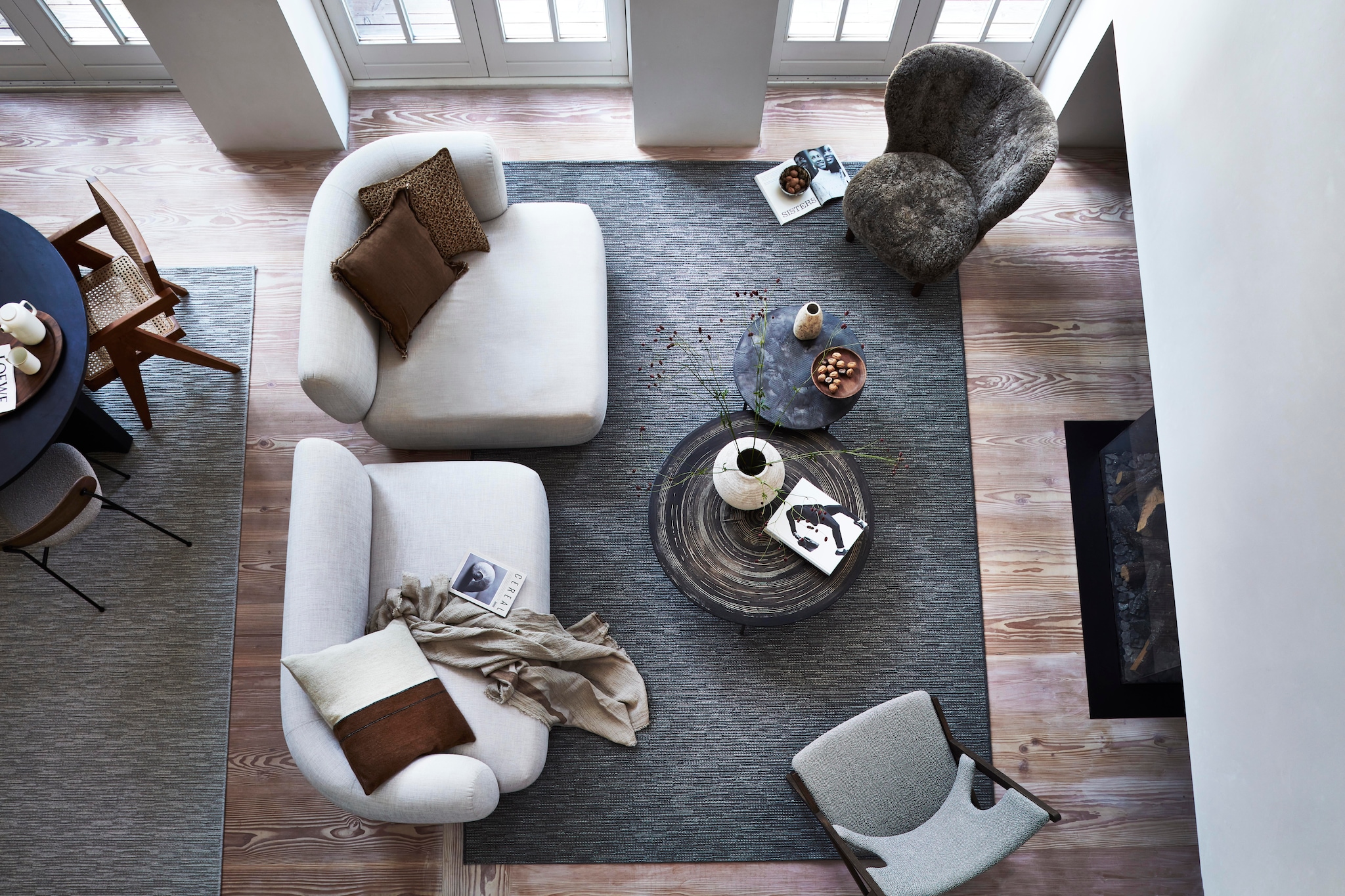 vtwonen vloerkleed Nature cord, wol, antraciet melé, 160 cm (Ø) € 329,-.  M.m.v. vantil.nl (fauteuil, voetenbank), designtales.nl (bijzettafel, tafellamp). Overig privébezit.