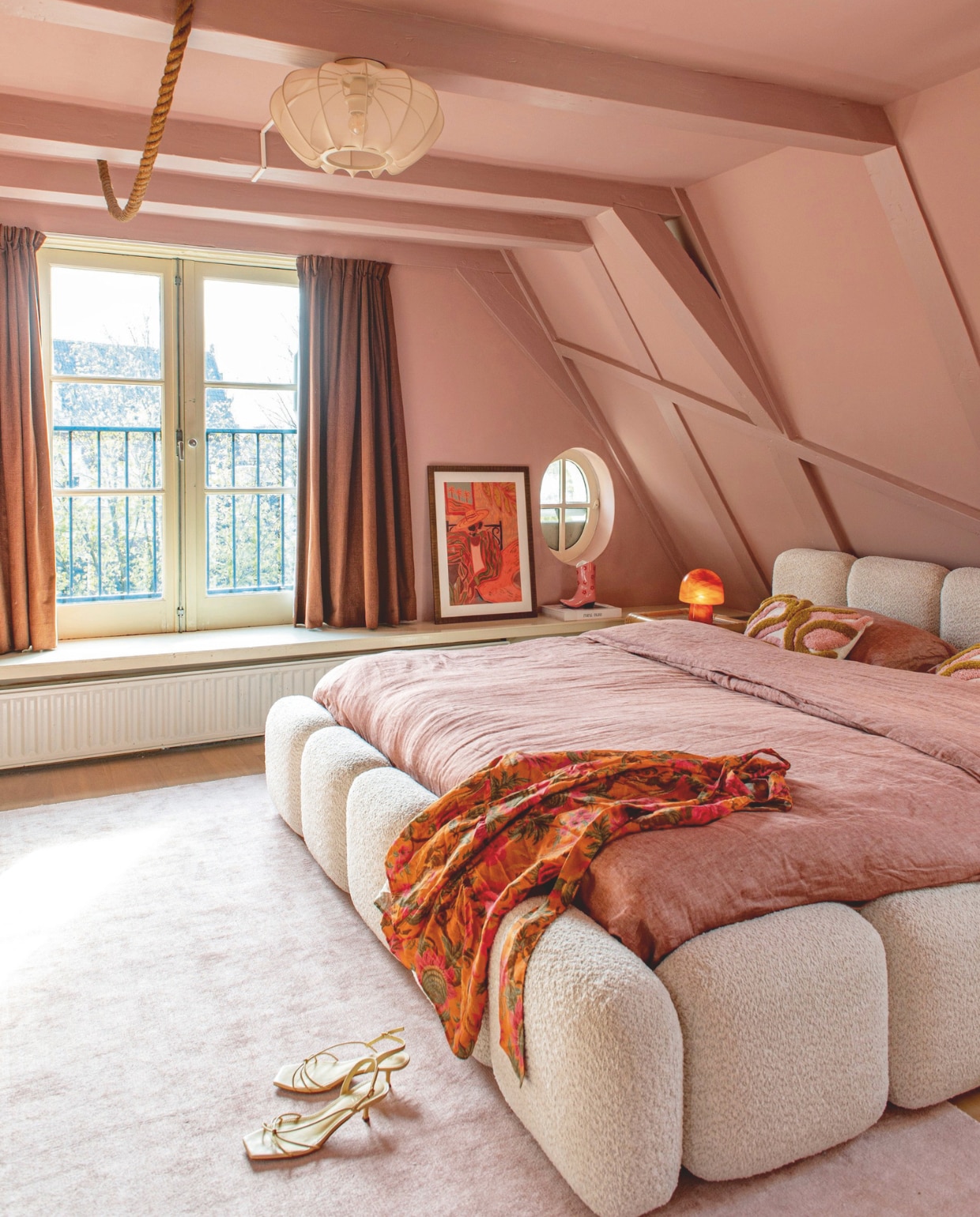 Bed en tafellamp Westwing. Hanglamp en gordijnen Kwantum. Nachtkastje Marktplaats. Schilderij Etsy. Verfkleur roze C0.10.60 van Flexa. vtwonen 05-2026 | fotografie Caroline Coehorst  | tekst Monique van der Pauw