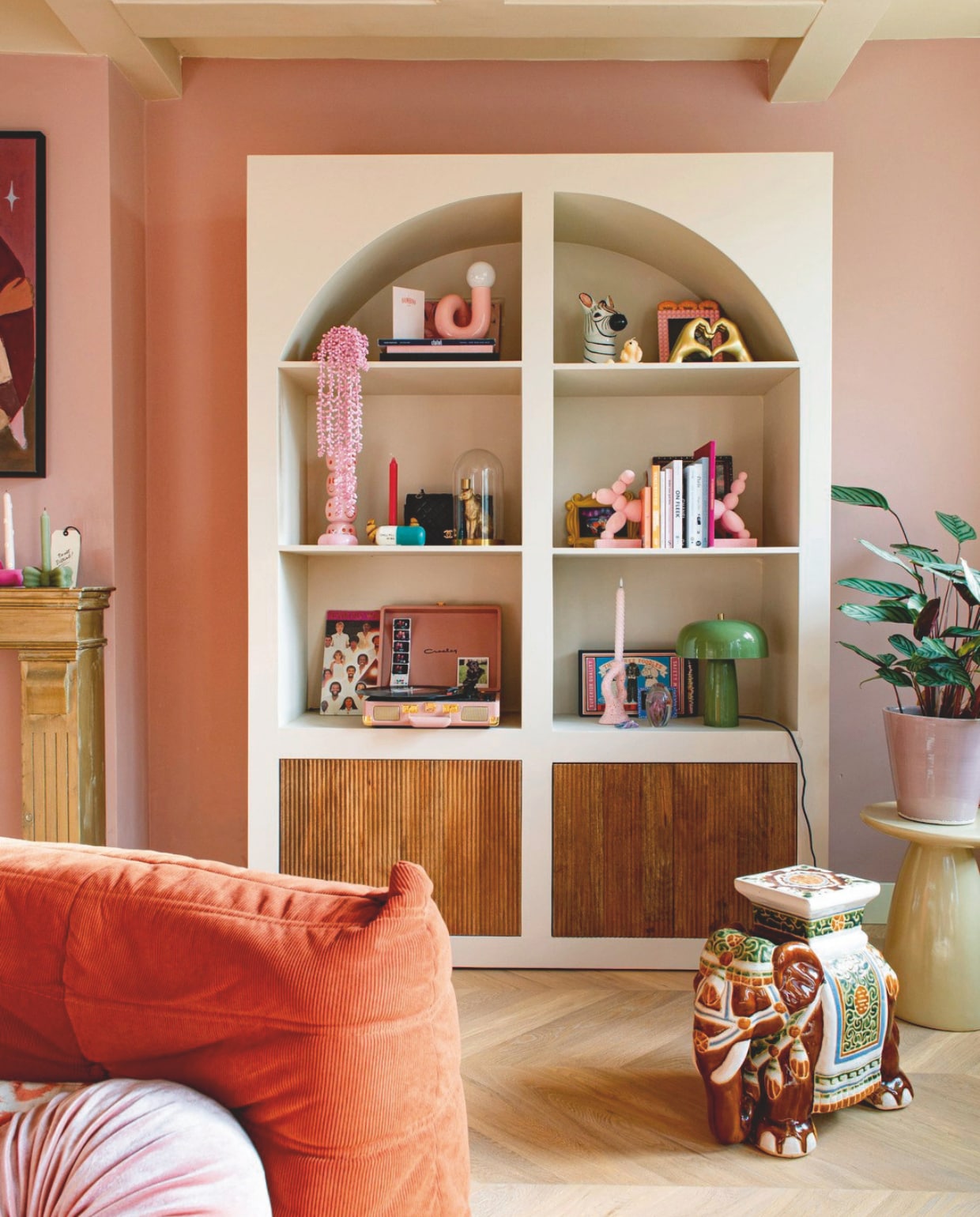 Kast Giga Meubel, geverfd. Olifant planttafel Sprinkelhop. Plantenpotten Tuincentrum Osdorp. Accessoires: souvenirs, dierbaar bezit en spullen verzameld door de jaren heen. Fauteuil Togo van Ligne Roset via Marktplaats. Houten vloer Woodstories. vtwonen 05-2026 | fotografie Caroline Coehorst  | tekst Monique van der Pauw