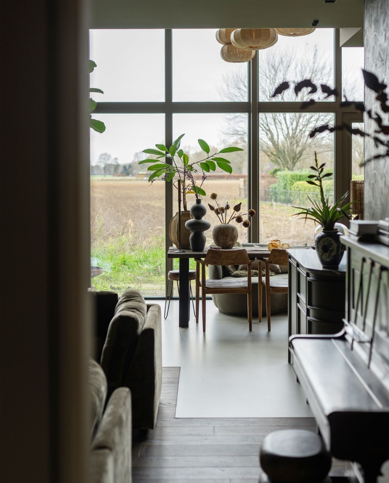 Piano van een kringloopwinkel. Soortgelijke organische vaas Sewu Vessel Charcoal van Twenty Third by Deanne. Banken Spektakel Wonen. vtwonen 05-2026 | styling Jet Hendriks | fotografie Lotte van Uittert