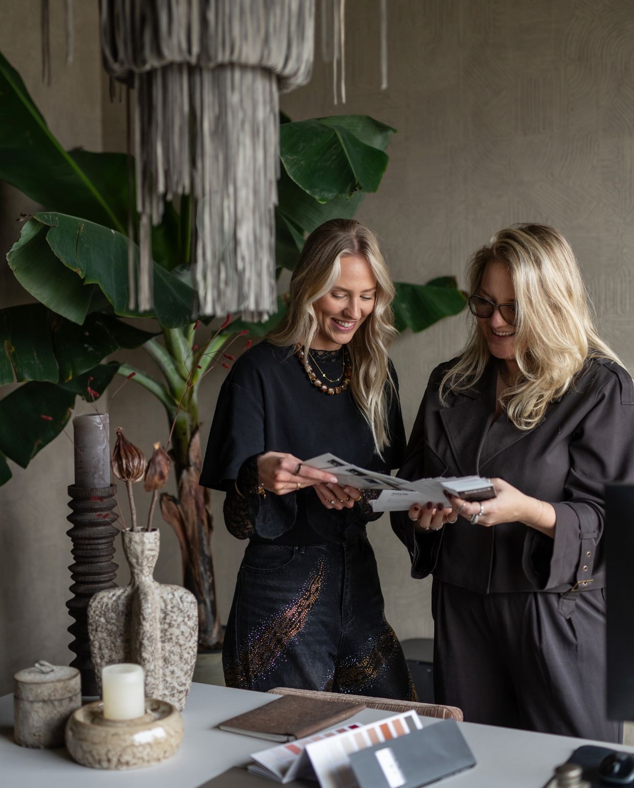 Hanglamp Ptmd. Bureau ontworpen door Jet. Behang Élitis. vtwonen 05-2026 | styling Jet Hendriks | fotografie Lotte van Uittert