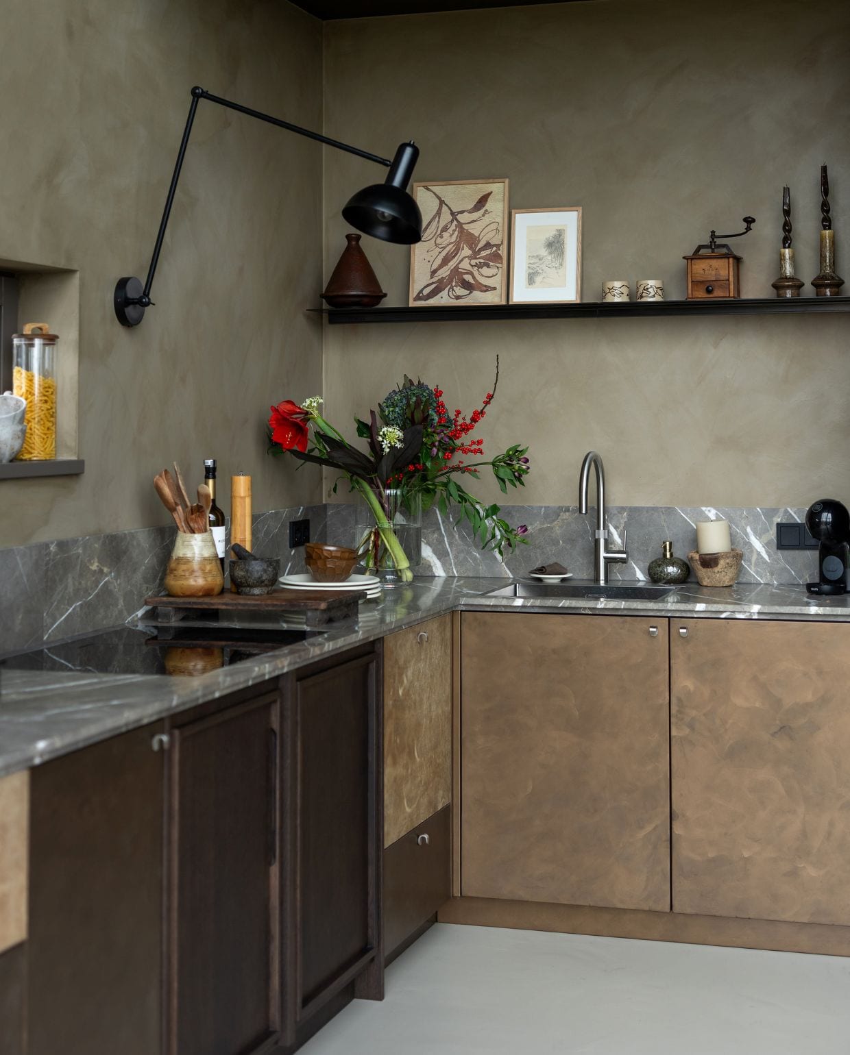 Serviesgoed en potten deels uit kringloopwinkels en van Zara Home. Kraan Quooker. vtwonen 05-2026 | styling Jet Hendriks | fotografie Lotte van Uittert
