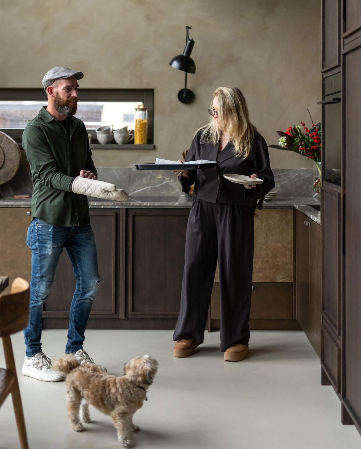 Serviesgoed en potten deels uit kringloopwinkels. Op de wand kalkverf Mud Soldier van Lab colour the world, afgewerkt met transparante sealer. vtwonen 05-2026 | styling Jet Hendriks | fotografie Lotte van Uittert