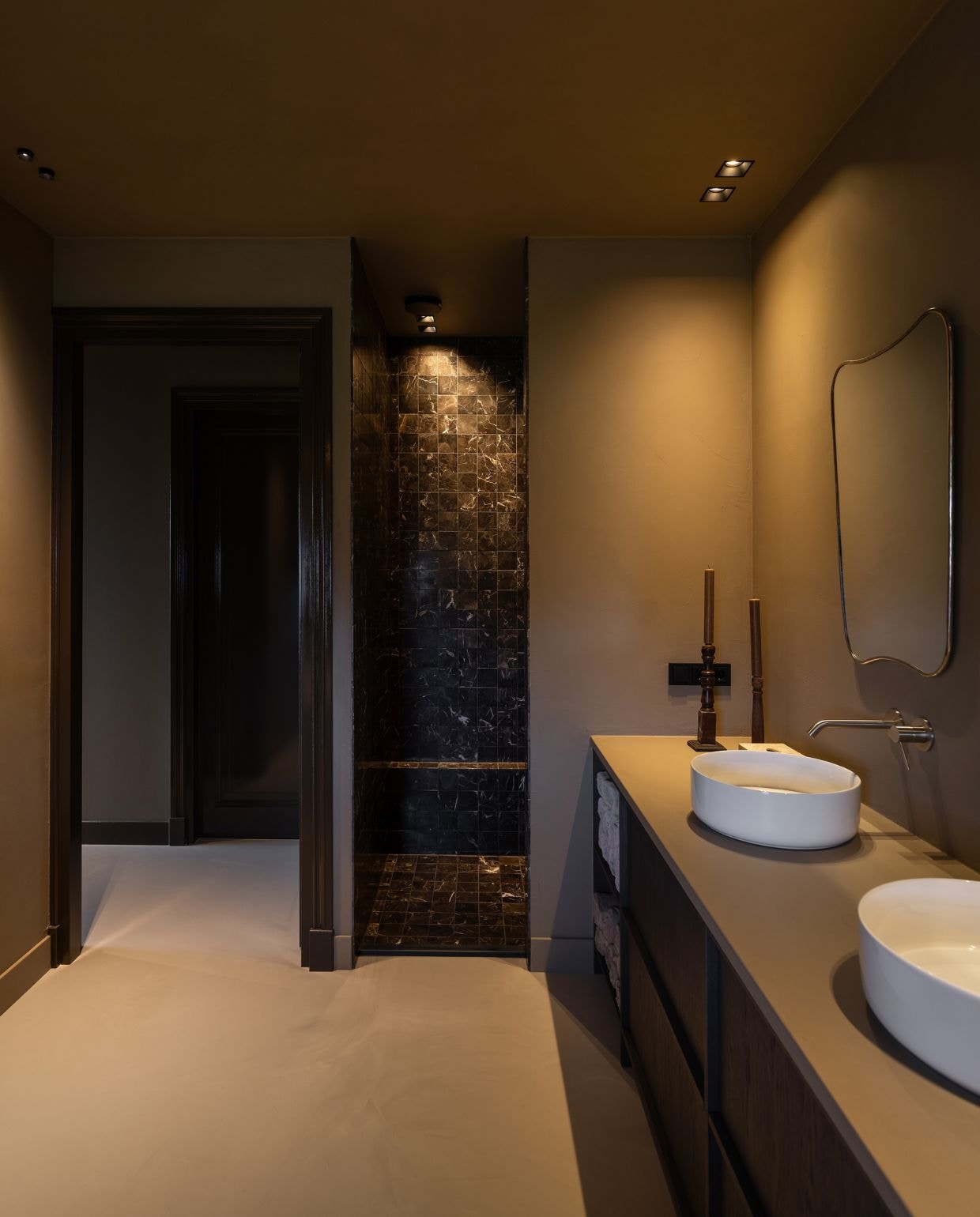 Wastafelmeubel ontworpen door Jet en gemaakt door Frame Interieurbouw. Spiegel Etsy. Tegels douche Hb-Classics. Vloer Van Tol Vloeren. Wanden cementum Mud Soldier van Lab colour the world. vtwonen 05-2026 | styling Jet Hendriks | fotografie Lotte van Uittert