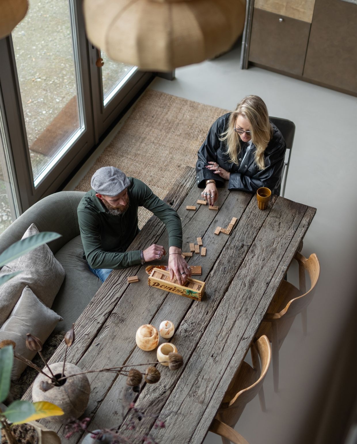 Tafel zelfgemaakt met hout van Frank Pouwer. Eetkamerbank Sofacompany. Vloerkleed HKliving. Gietvloer Van Tol Vloeren.