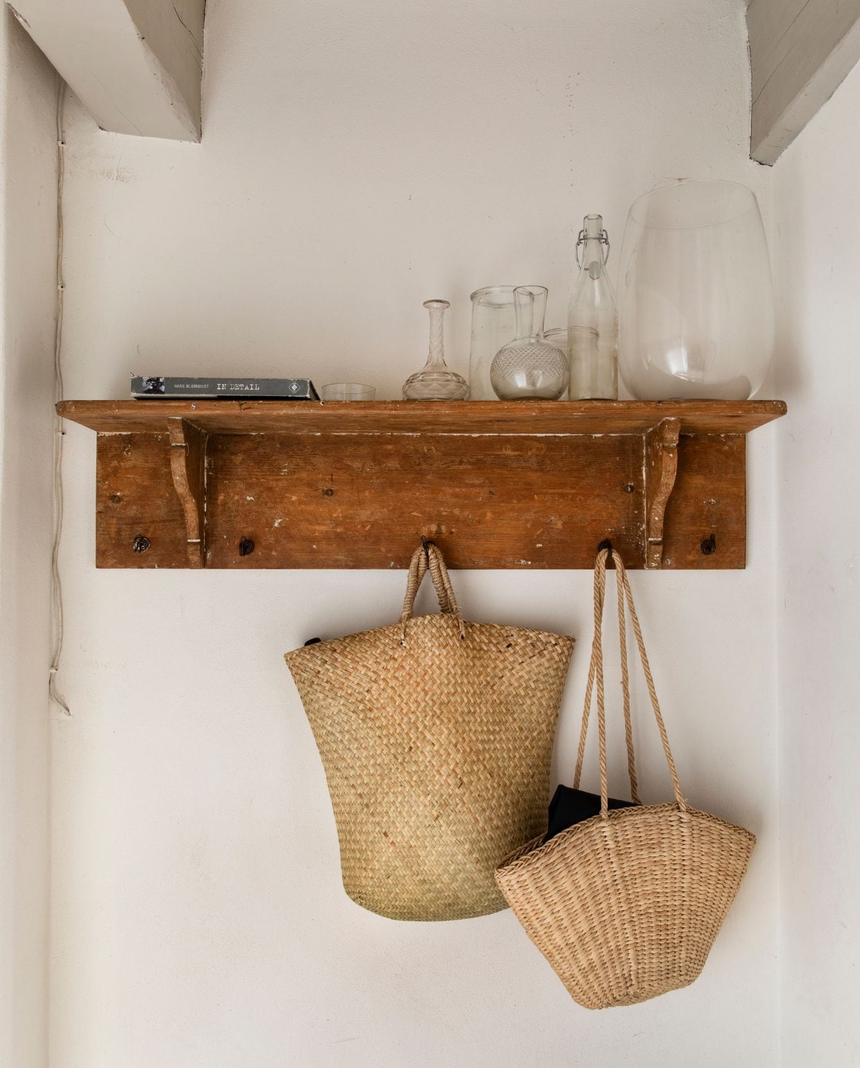 Boodschappenmanden Xenos. Glaswerk brocante. vtwonen Landelijk 05-2026 | styling Miriam Hannemann | fotografie André Reuter