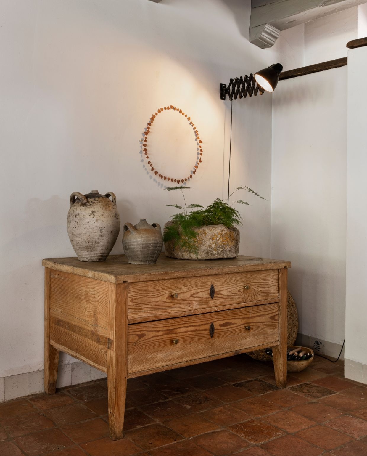 Antieke ladekast van rommelmarkt. Kapstok tweedehands. Schaarlamp brocante. Potten HKliving. vtwonen Landelijk 05-2026 | styling Miriam Hannemann | fotografie André Reuter