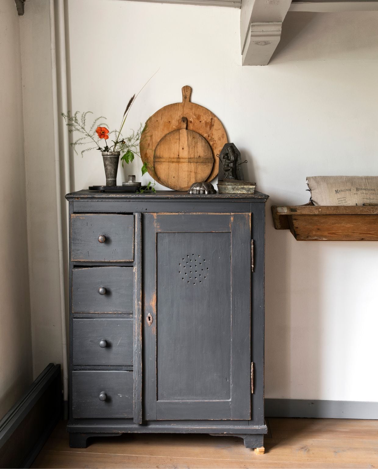 Antieke kast zelf geschilderd. Wandkast antiek. Broodplanken en tin uit de oude bakkerij. vtwonen Landelijk 05-2026 | styling Miriam Hannemann | fotografie André Reuter