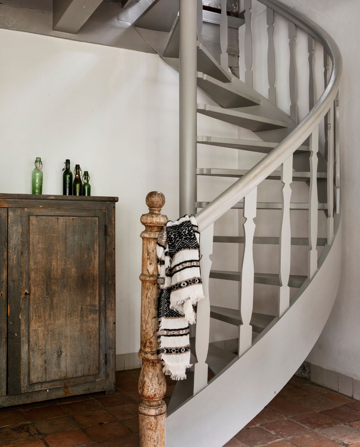 Hoofdbaluster Walstra Antieke Bouwmaterialen. Kast antiek. Kleur trap Grind van Histor. vtwonen Landelijk 05-2026 | styling Miriam Hannemann | fotografie André Reuter