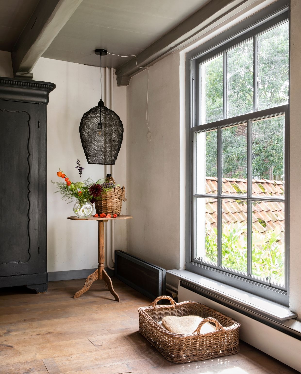 Tafel vlooienmarkt. Hanglamp  Light&living. Mandfles brocante. Mand op de vloer kringloop. vtwonen Landelijk 05-2026 | styling Miriam Hannemann | fotografie André Reuter