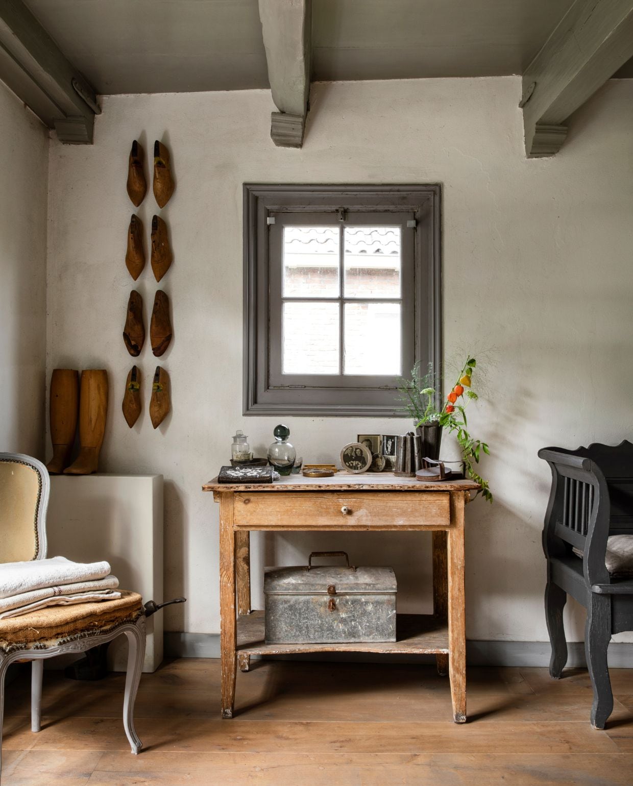Schoenleesten antiekmarkt. Tafel rommelmarkt. Stoel en metalen kist brocantemarkt. Bank via Marktplaats. vtwonen Landelijk 05-2026 | styling Miriam Hannemann | fotografie André Reuter