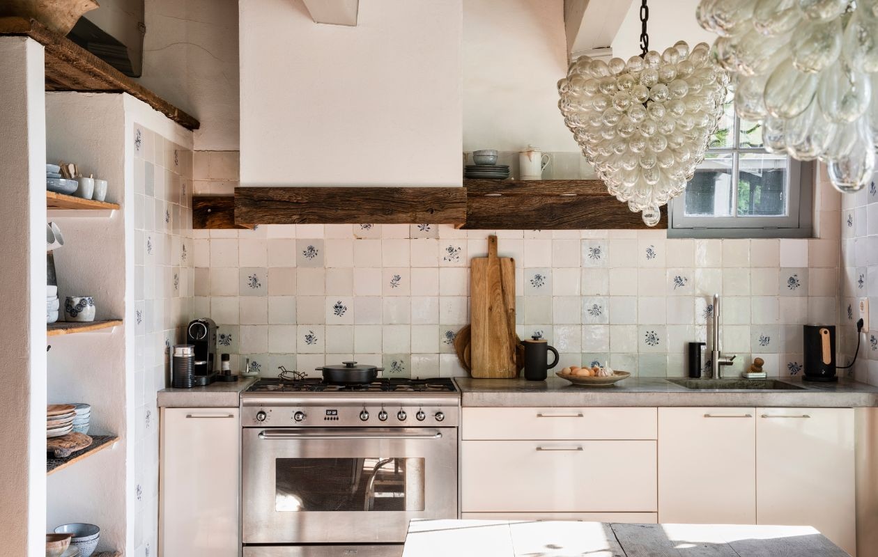 Planken in de open kast door Hans gemaakt. Serviesgoed Broste Copenhagen. Mand originele bakkersmand waarin brood werd afgeleverd. vtwonen Landelijk 05-2026 | styling Miriam Hannemann | fotografie André Reuter