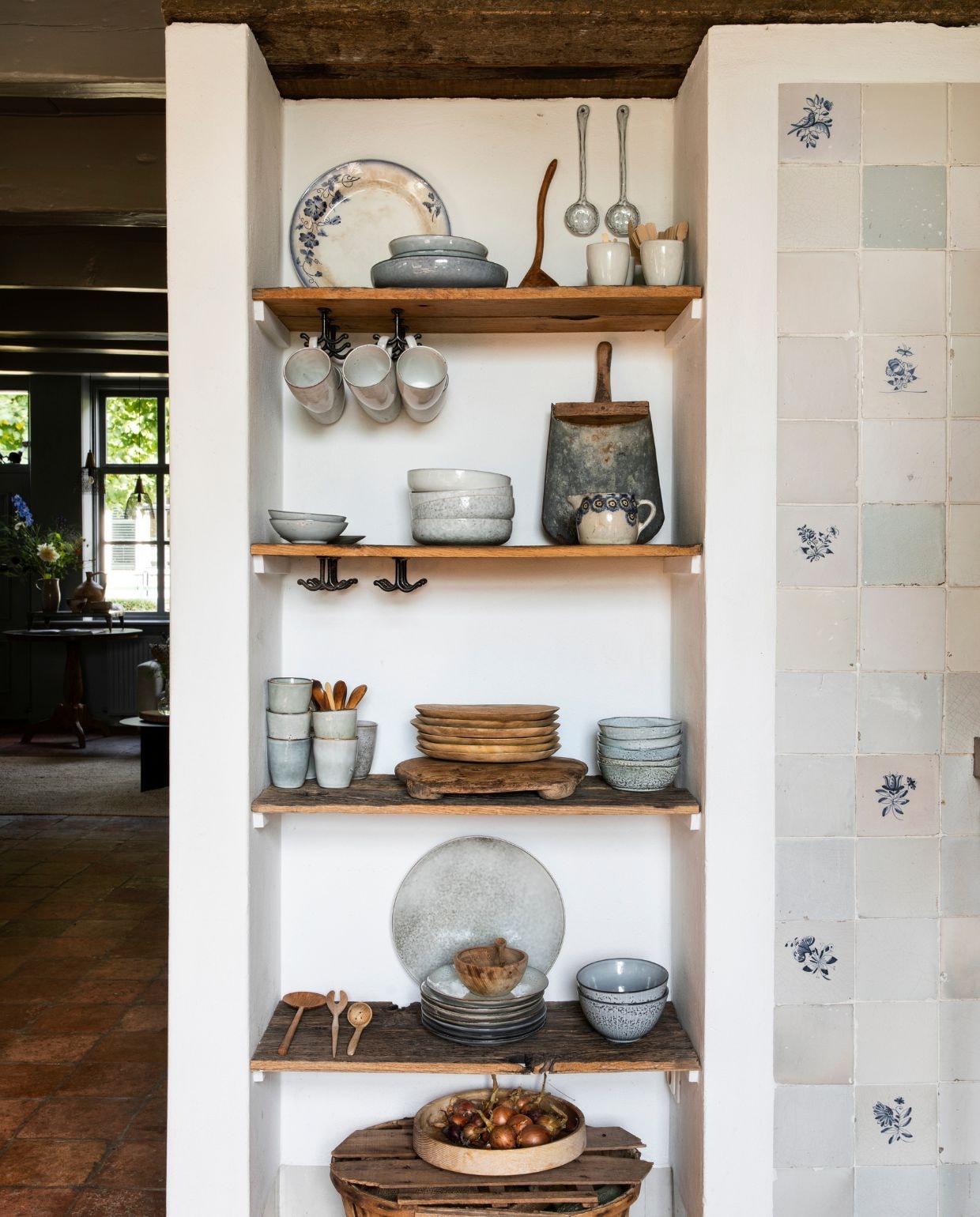 Keuken en tegels origineel. Hans vernieuwde alleen de fronten. vtwonen Landelijk 05-2026 | styling Miriam Hannemann | fotografie André Reuter