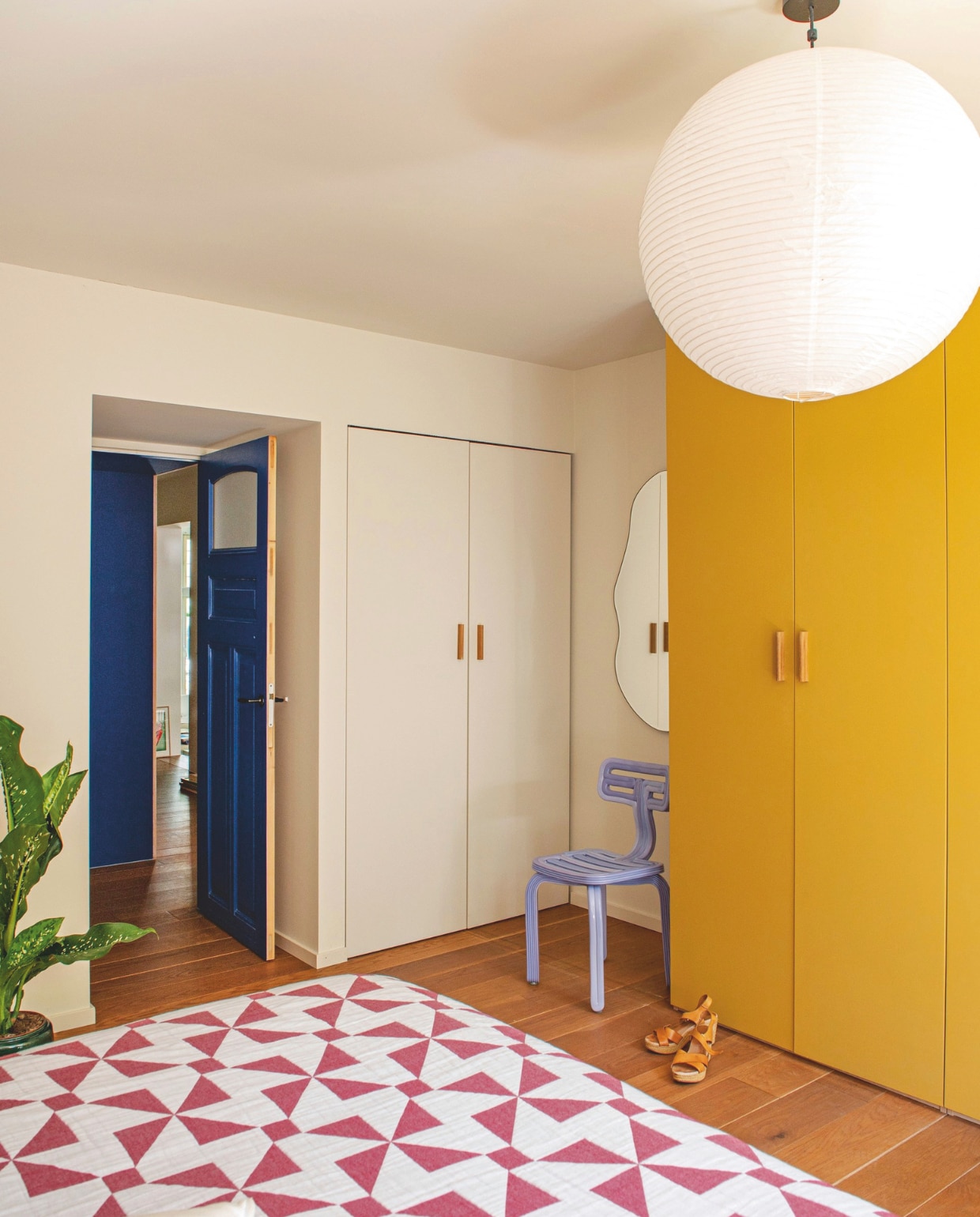 Eikenhouten vloer origineel. Muurverf Dimity van Farrow & Ball. Kast Pax van Ikea met zelfgemaakte deuren in de kleur India Yellow van Farrow & Ball. Handgrepen Design Studio Nu. Spiegel Ferm Living. Stoel Dirk van der Kooij. vtwonen 05-2026 | fotografie Caroline Coehorst