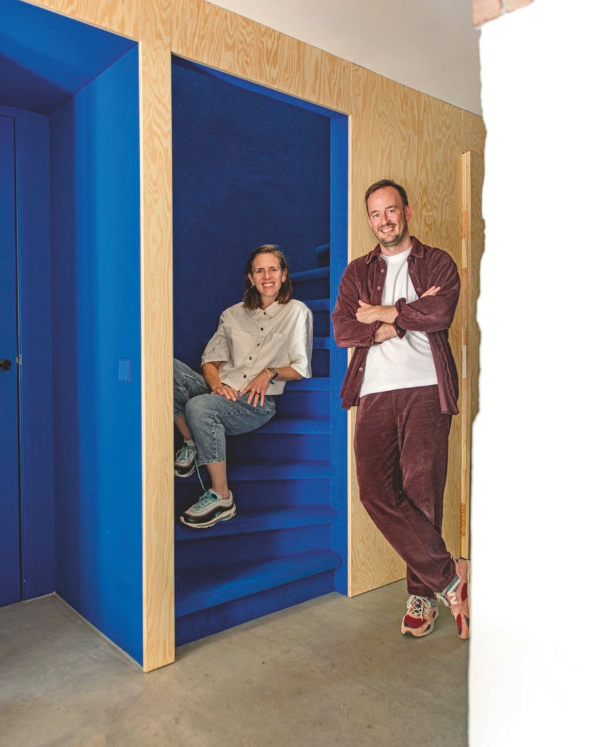 Houten wand-afwerking van Pools grenen. Vloer microcement. Tapijt Lano. Blauwe verf gemixt naar kleur tapijt. vtwonen 05-2026 | fotografie Caroline Coehorst