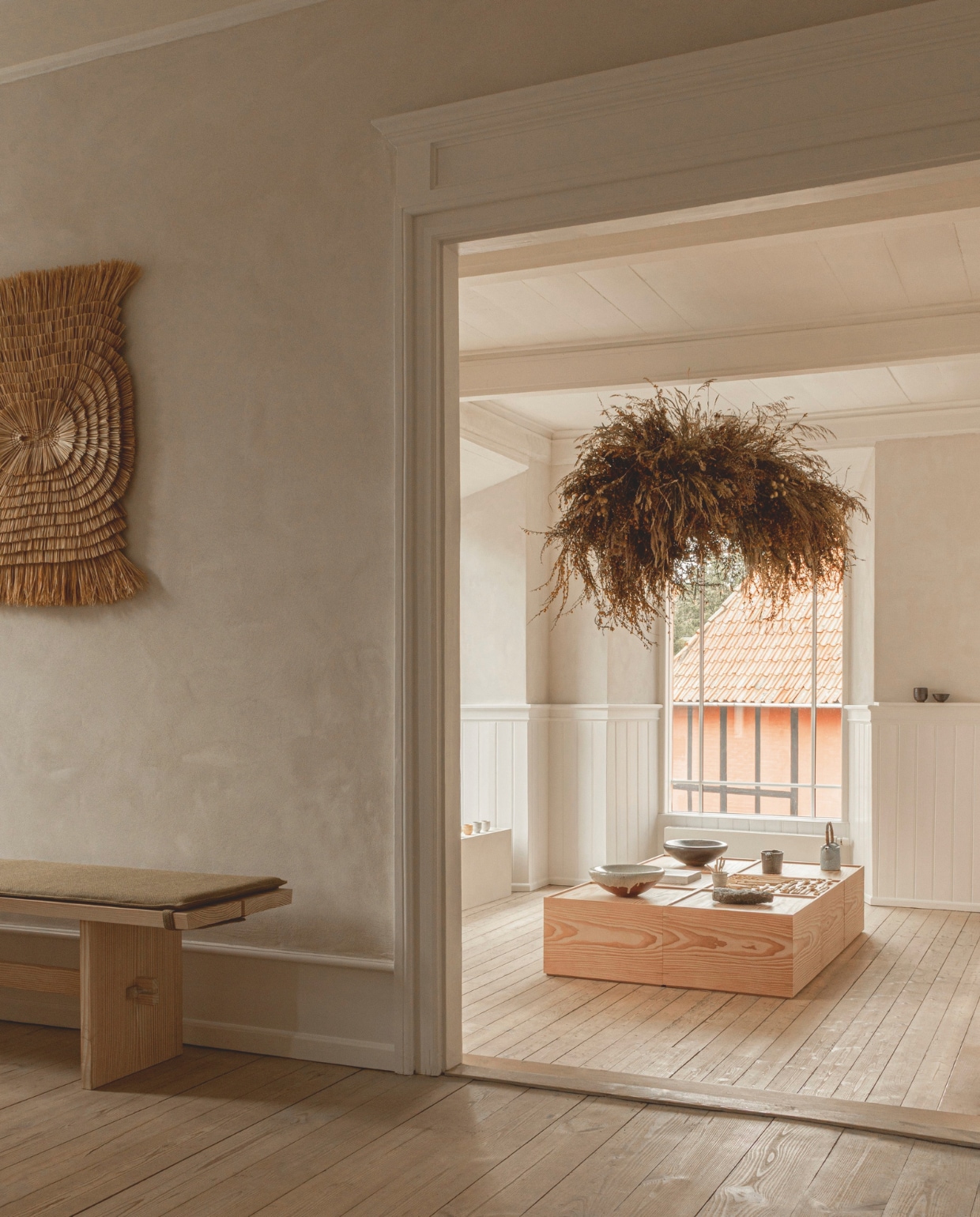 In Galleri Sonja worden accessoires van onder andere Cille Grosell, Roxy Ceramics, Tyge Axel Holm en Julie Fuhlendorff verkocht. vtwonen Design 4-2026 | fotografie Norm Architects - Karl Tranberg Knudsen